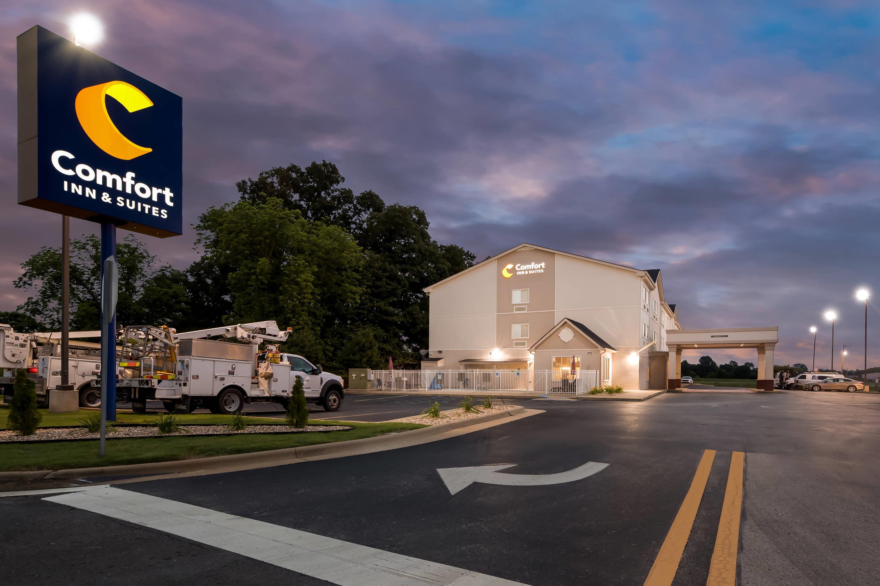 Hotel at night | Comfort Inn & Suites Tuscumbia - Muscle Shoals