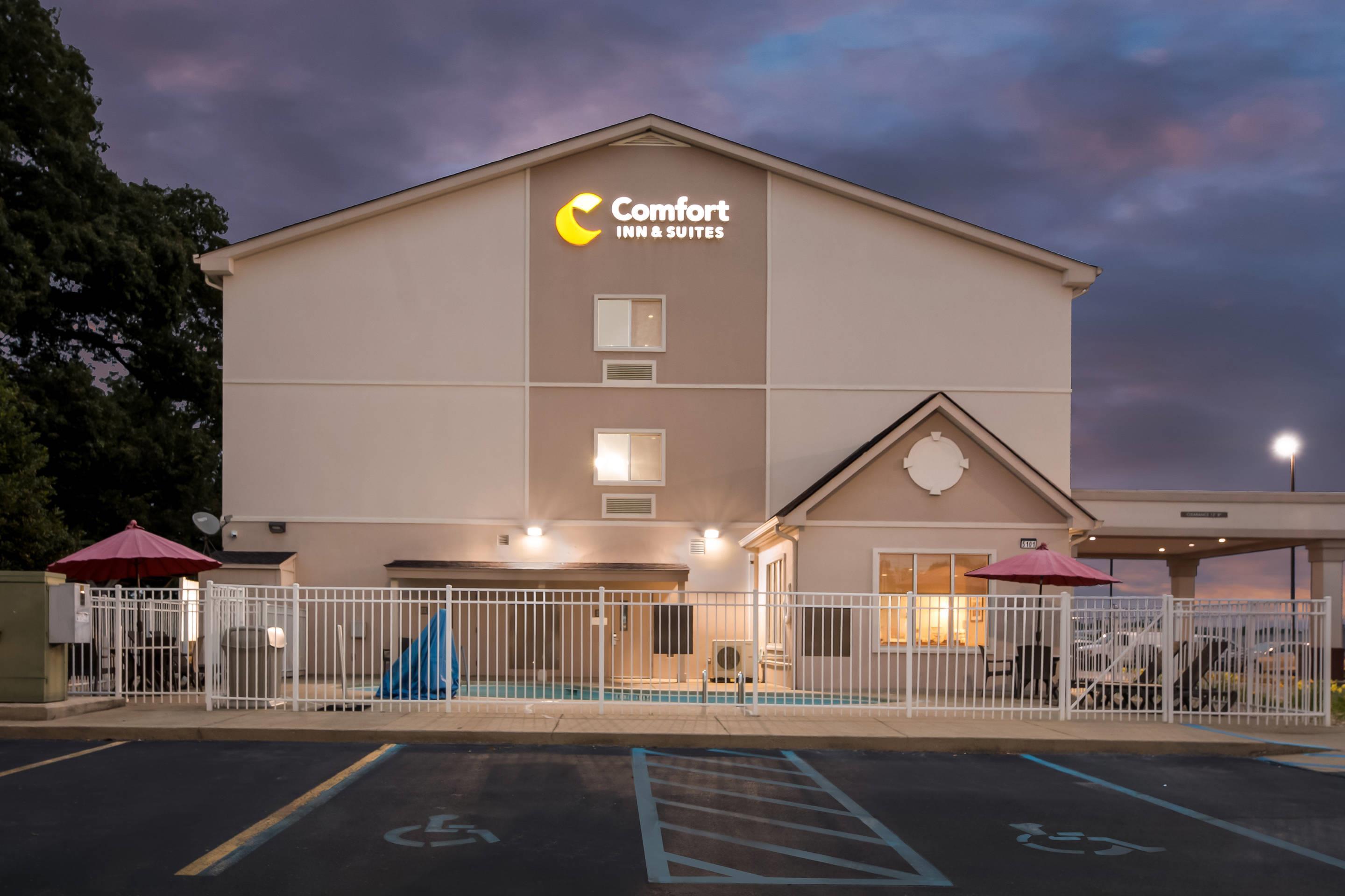 Hotel at night | Comfort Inn & Suites Tuscumbia - Muscle Shoals