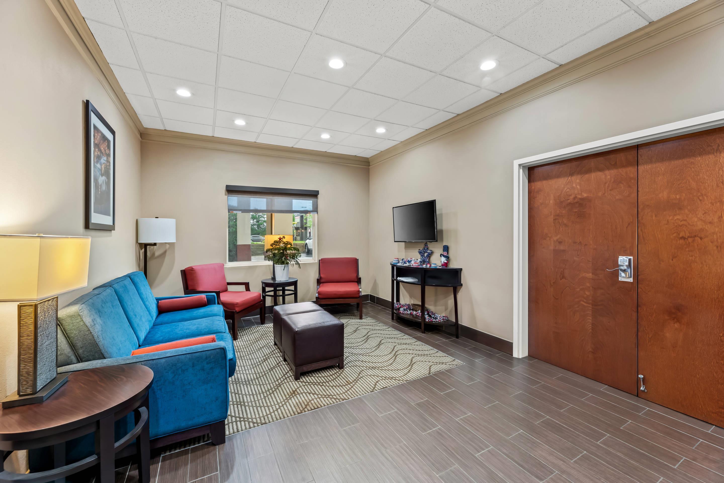 Hotel lobby | Comfort Inn & Suites Tuscumbia - Muscle Shoals