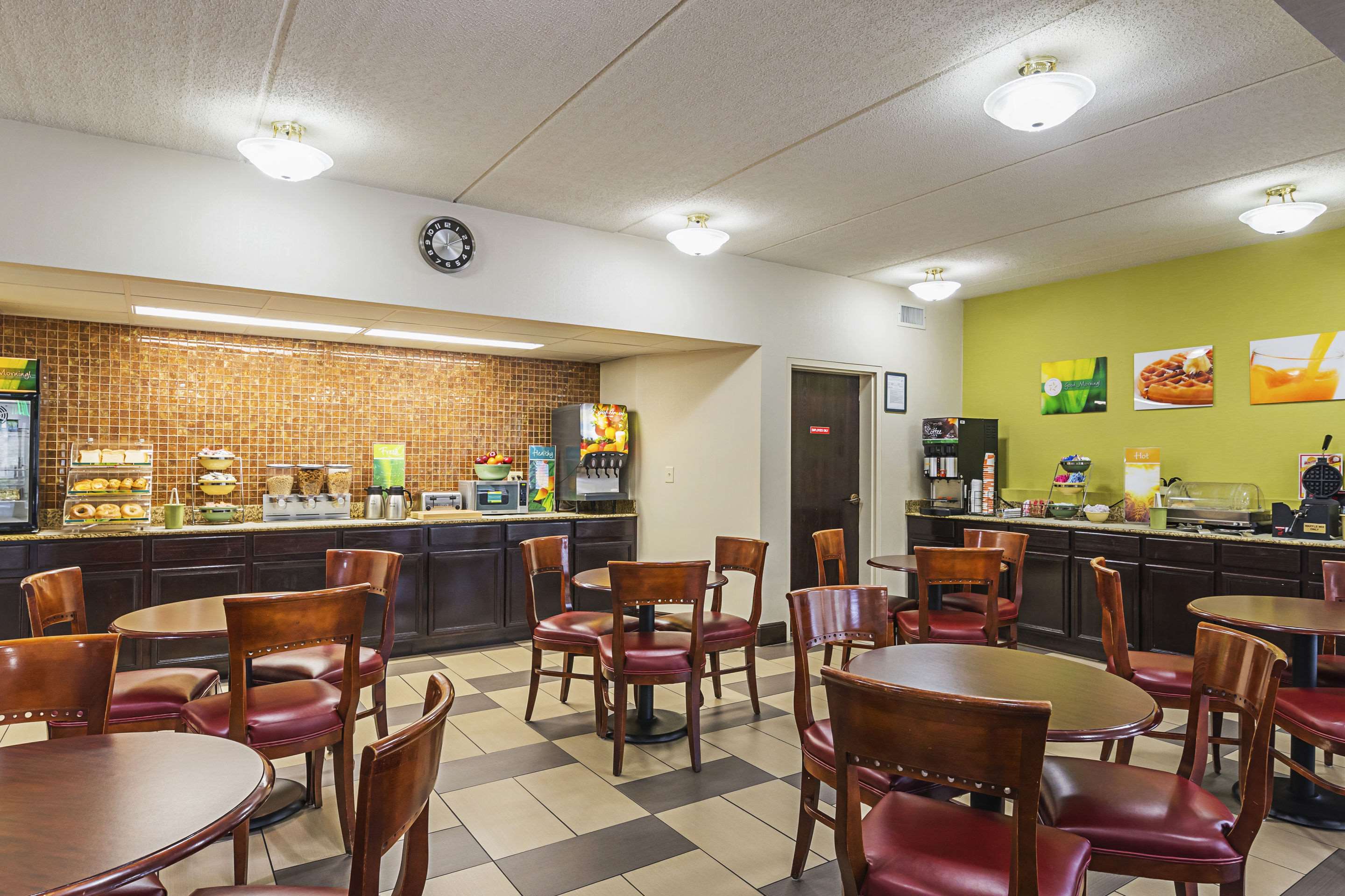 Free hot breakfast | Quality Inn Airport - Southeast