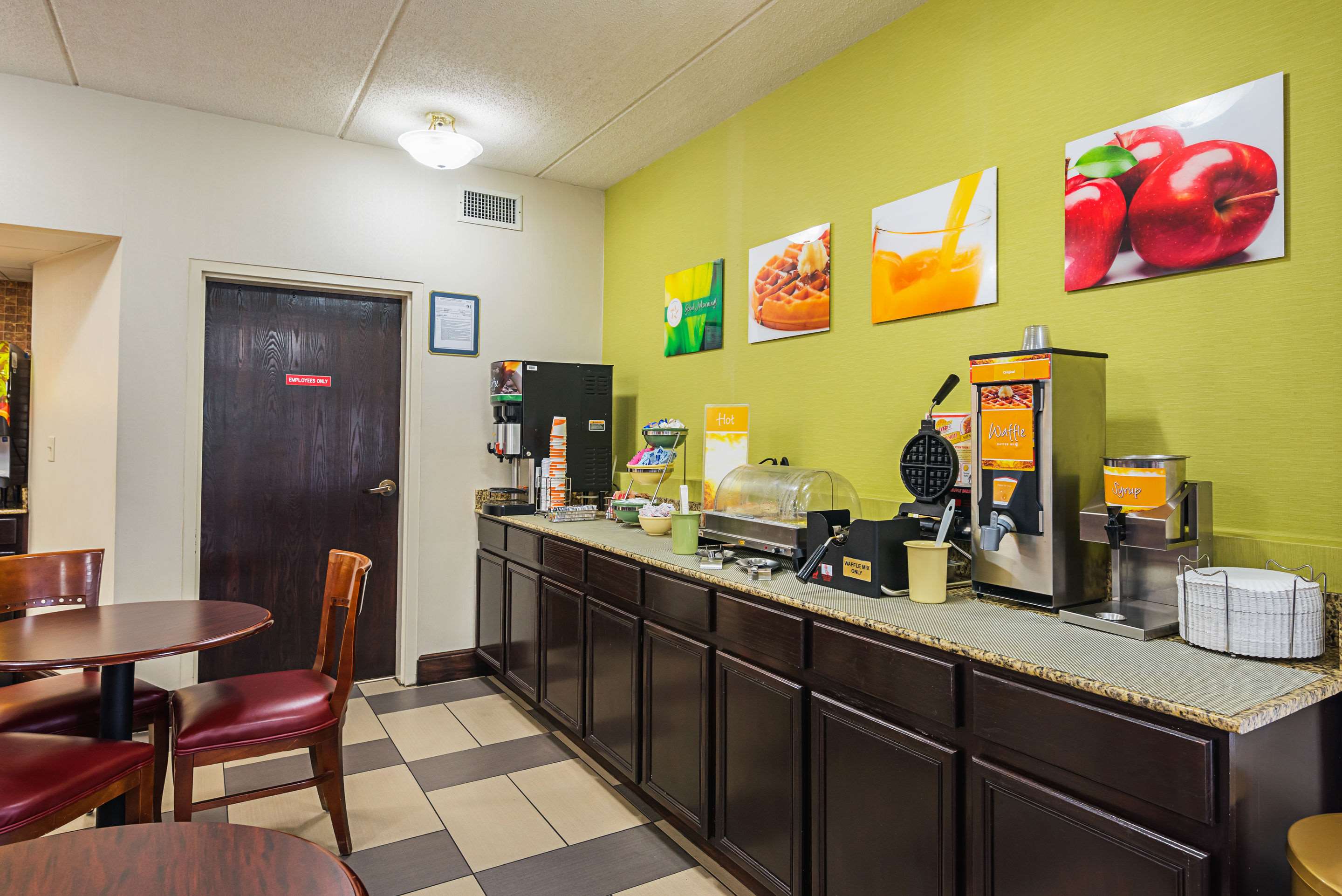 Free breakfast with waffles | Quality Inn Airport - Southeast