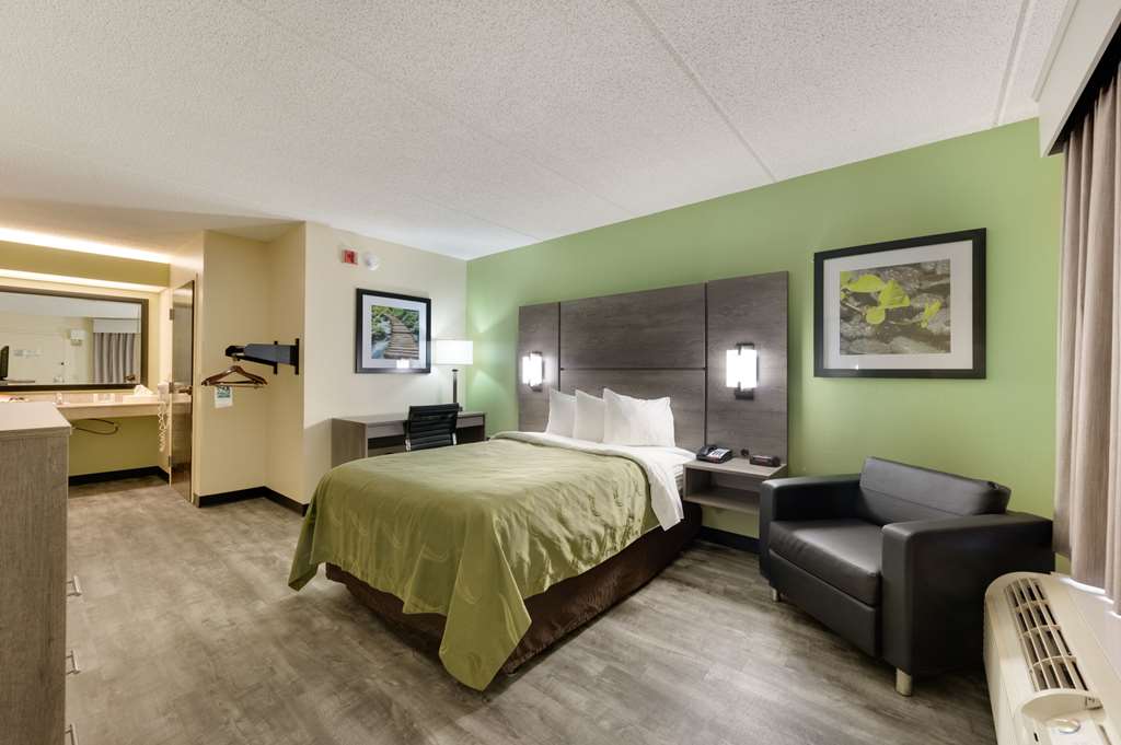 QUALITY INN AIRPORT - SOUTHEAST-guestroom-Guest Room,On-Site.jpg