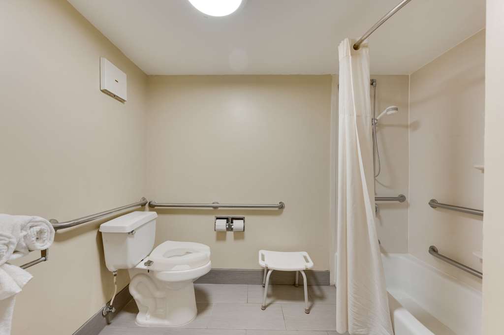 QUALITY INN AIRPORT - SOUTHEAST-guestroom-Guest Room,Bathroom,On-Site.jpg