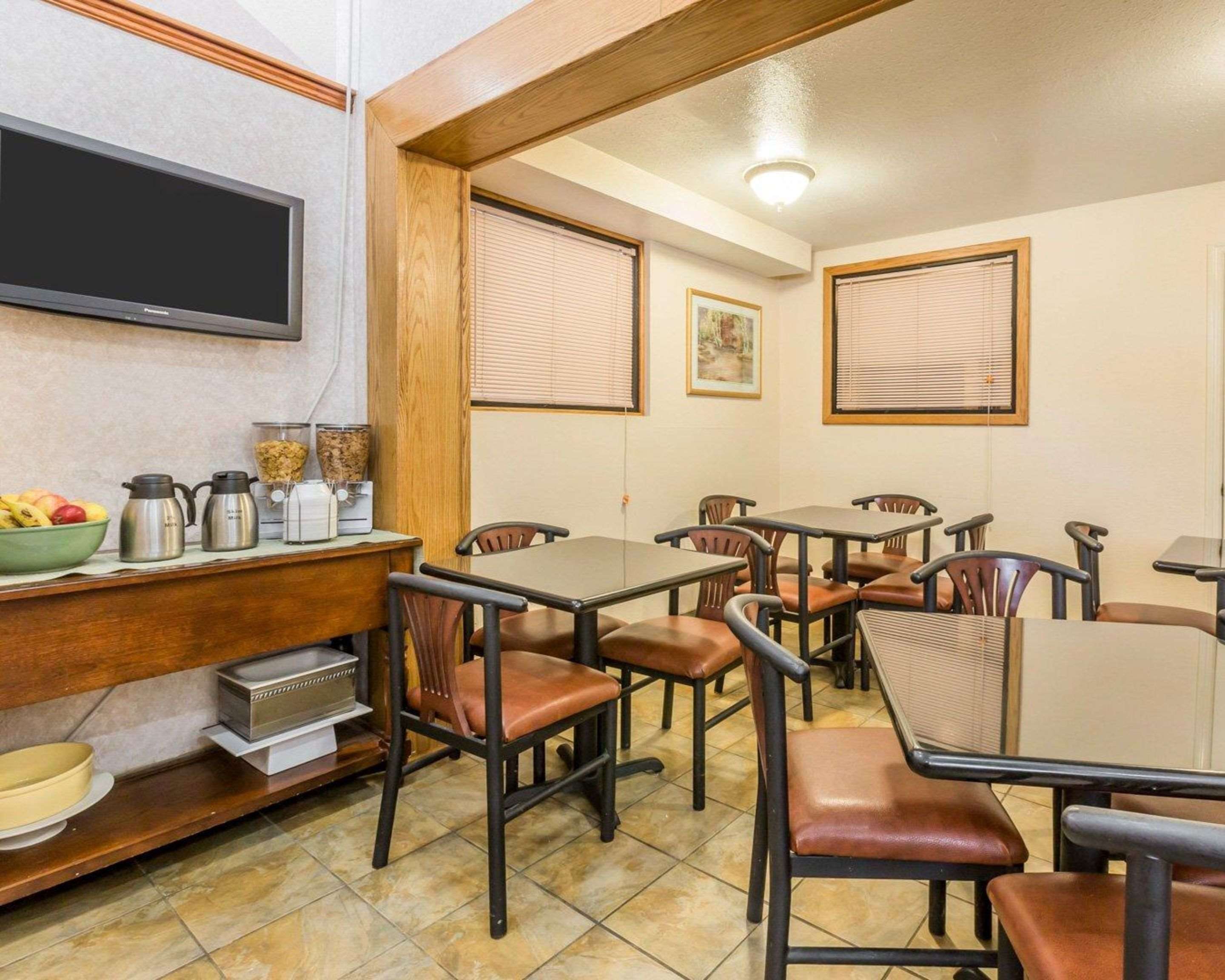 Enjoy breakfast in this seating area | Quality Inn Pell City I-20 exit 158
