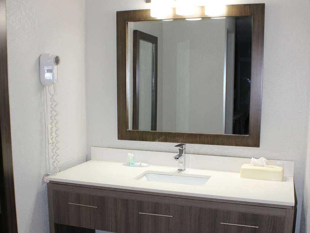 QUALITY INN ATHENS I-65 HUNTSVILLE-guestroom-Guest Room,Bathroom,On-Site.jpg