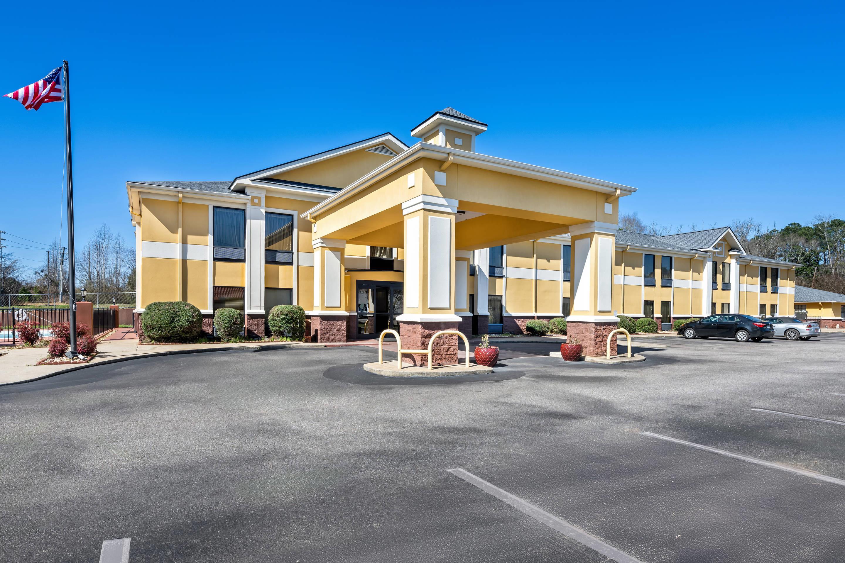 Hotel exterior | Quality Inn Alexander City