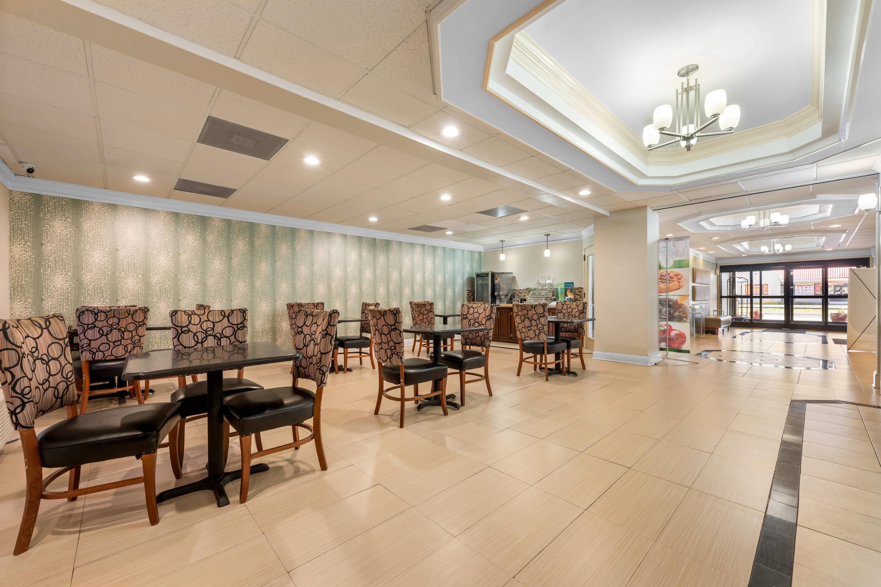 Breakfast area | Quality Inn Alexander City