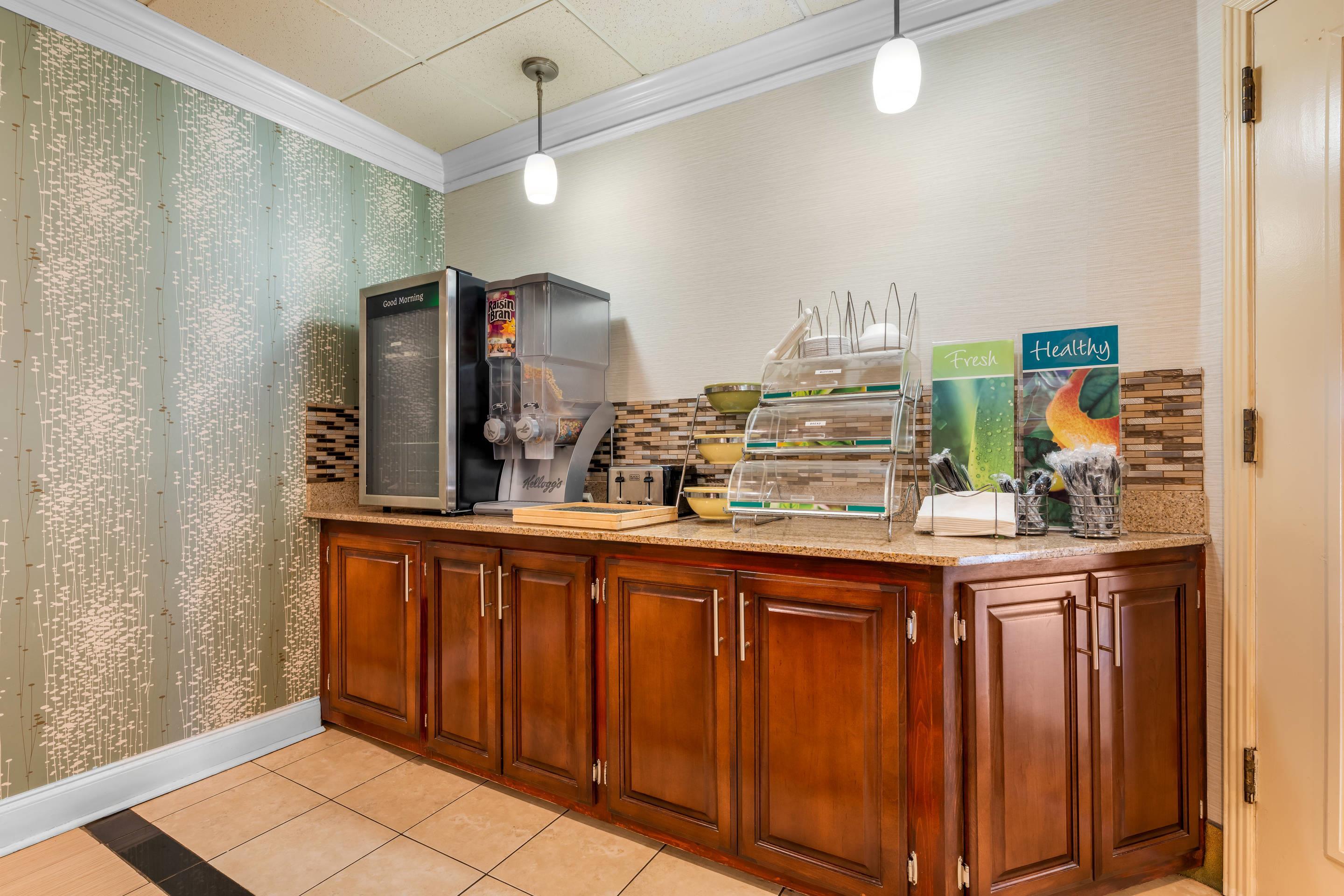 Breakfast area | Quality Inn Alexander City