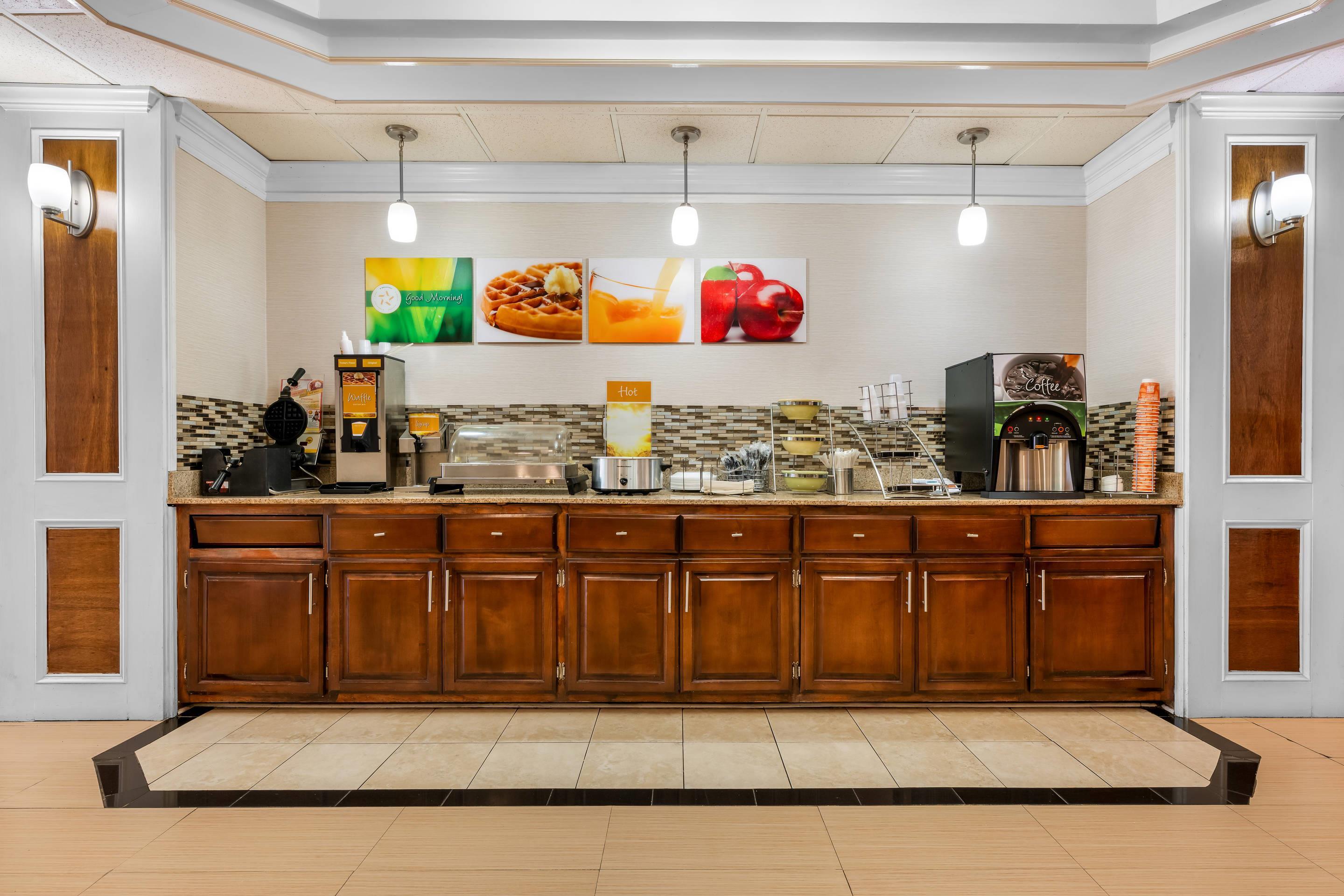 Breakfast area | Quality Inn Alexander City