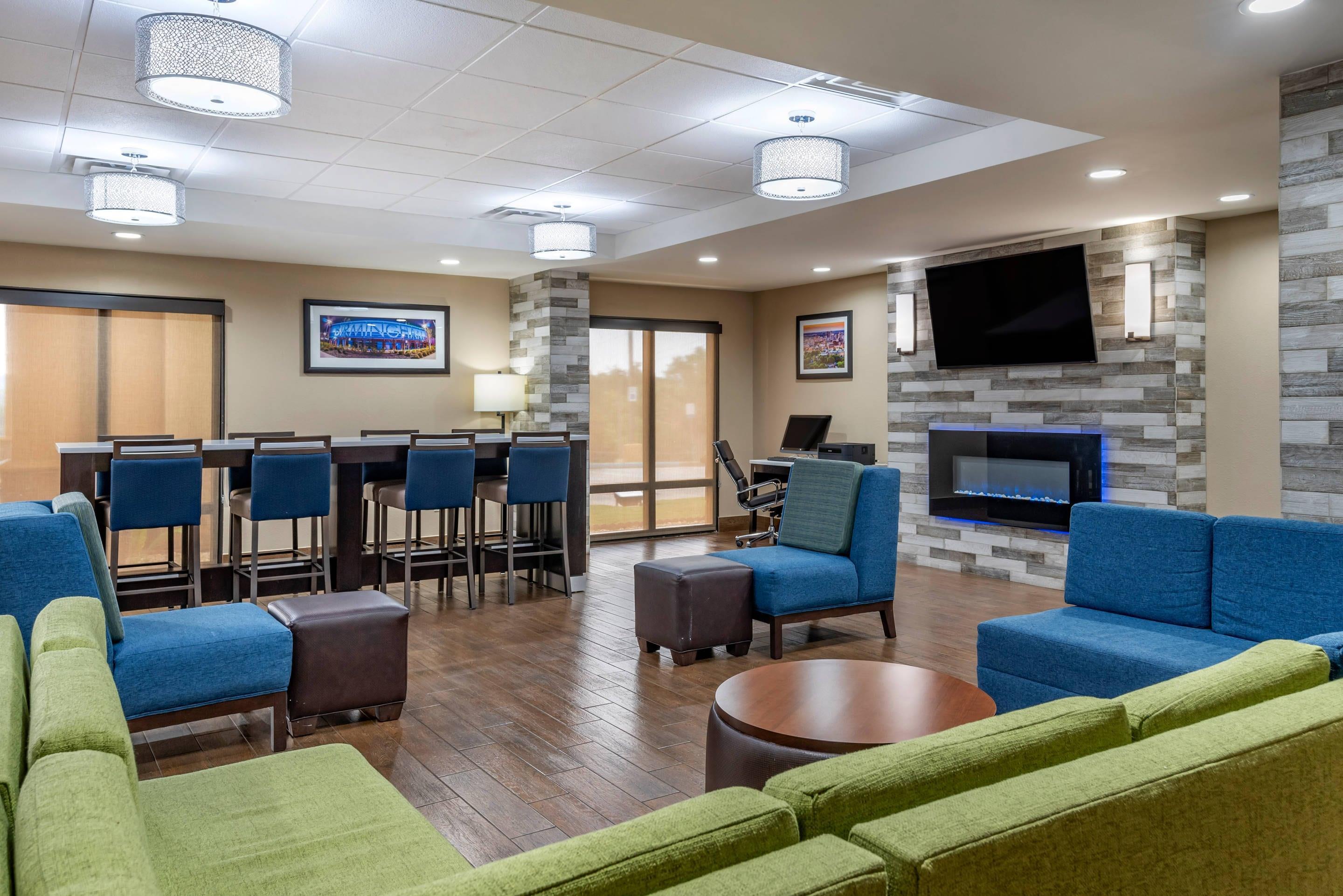 Lobby with sitting area | Comfort Inn Birmingham Homewood