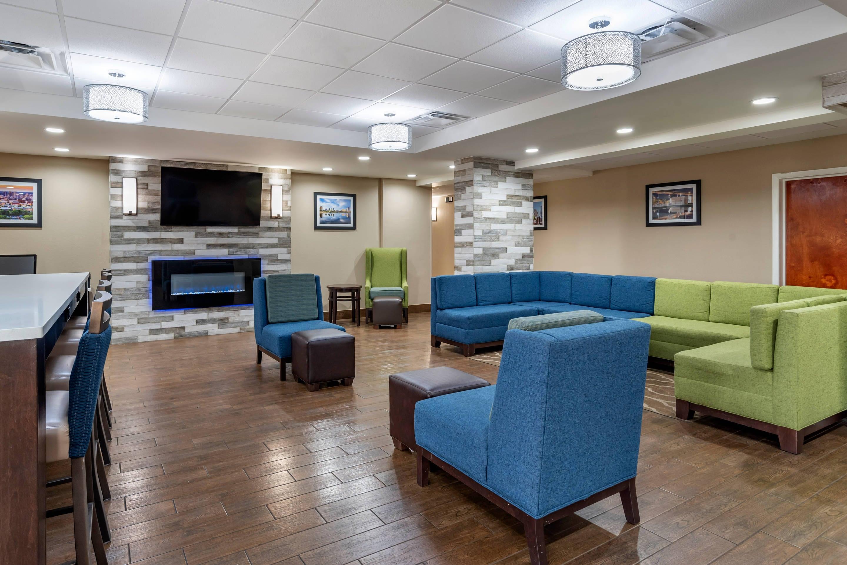 Lobby with sitting area | Comfort Inn Birmingham Homewood