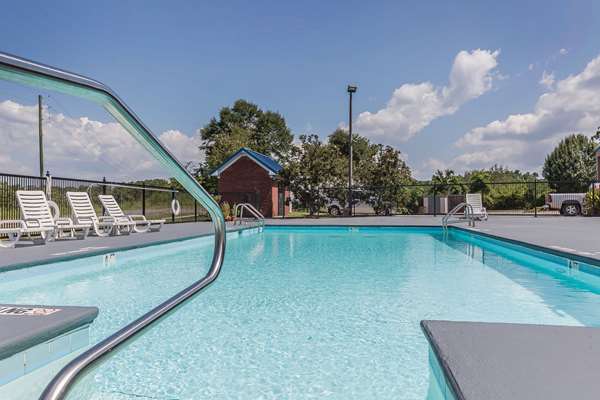 Pool - Quality Inn Calera