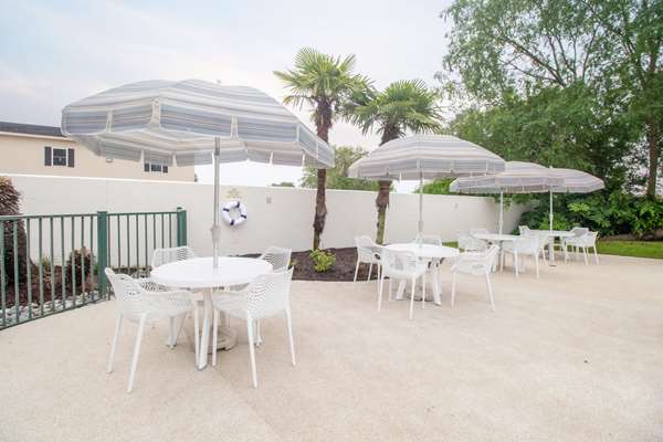 Pool - Econo Lodge Inn & Suites Foley