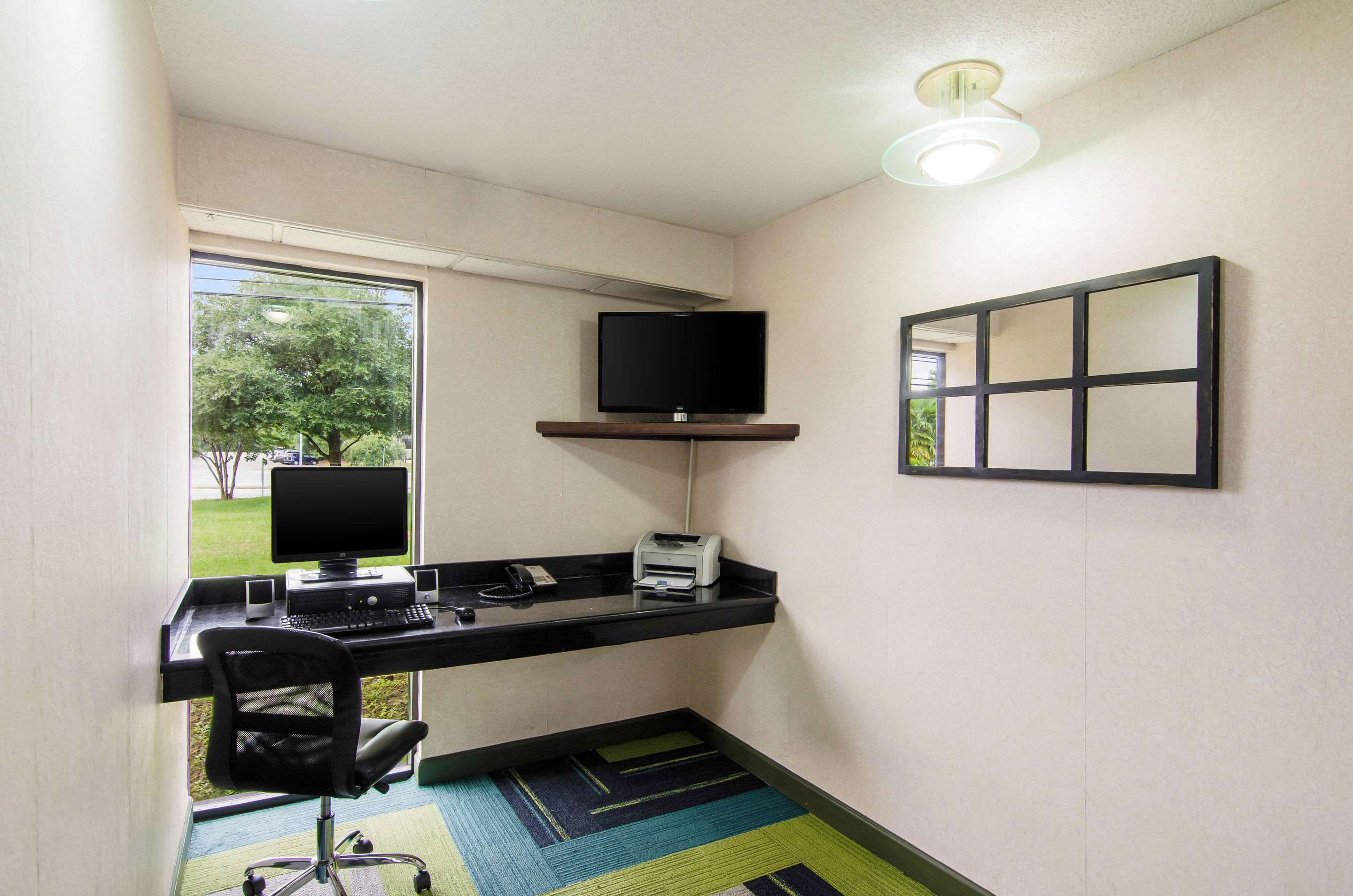 Business center | Quality Inn near University of Mobile