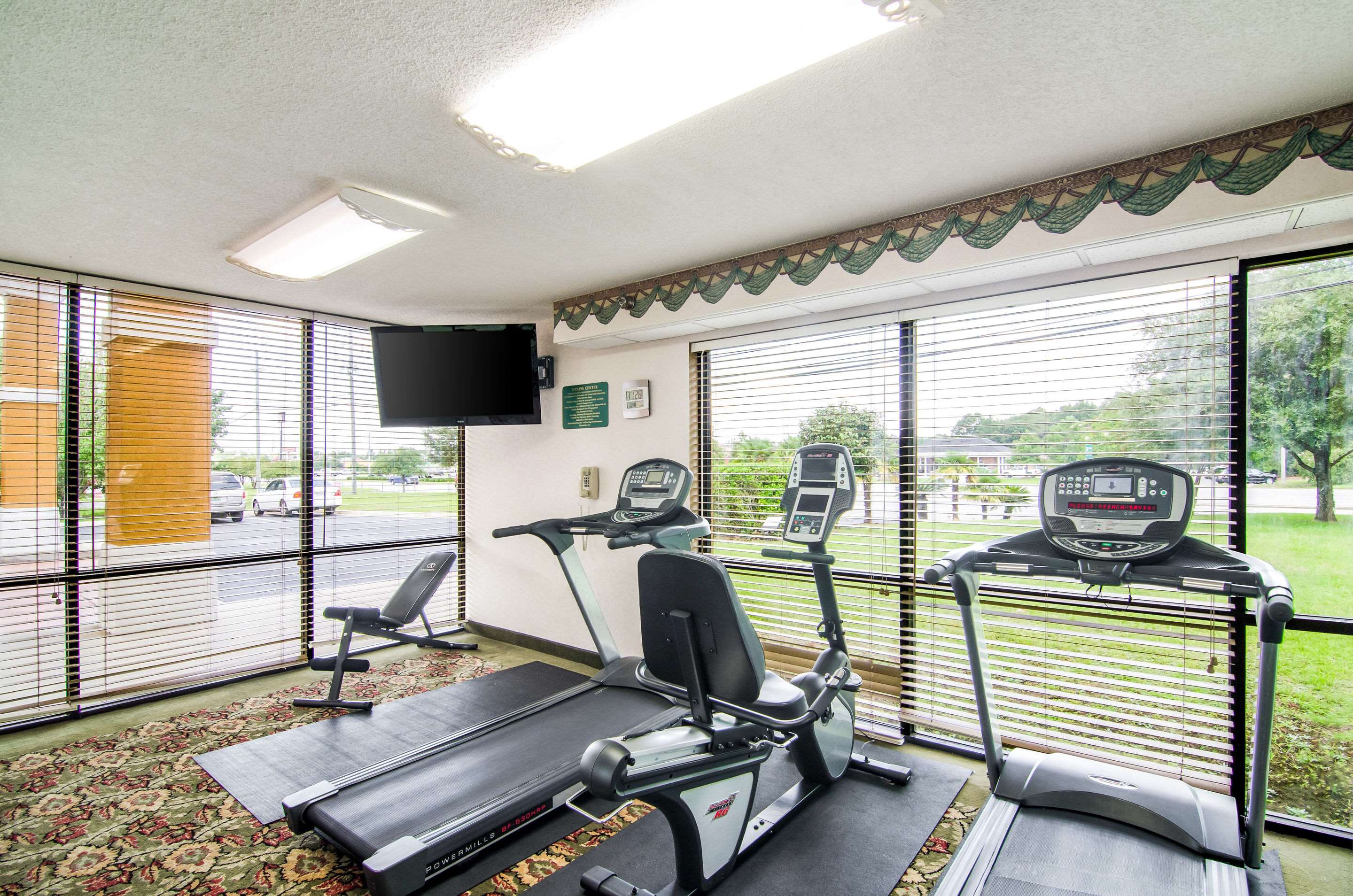 Exercise room | Quality Inn near University of Mobile