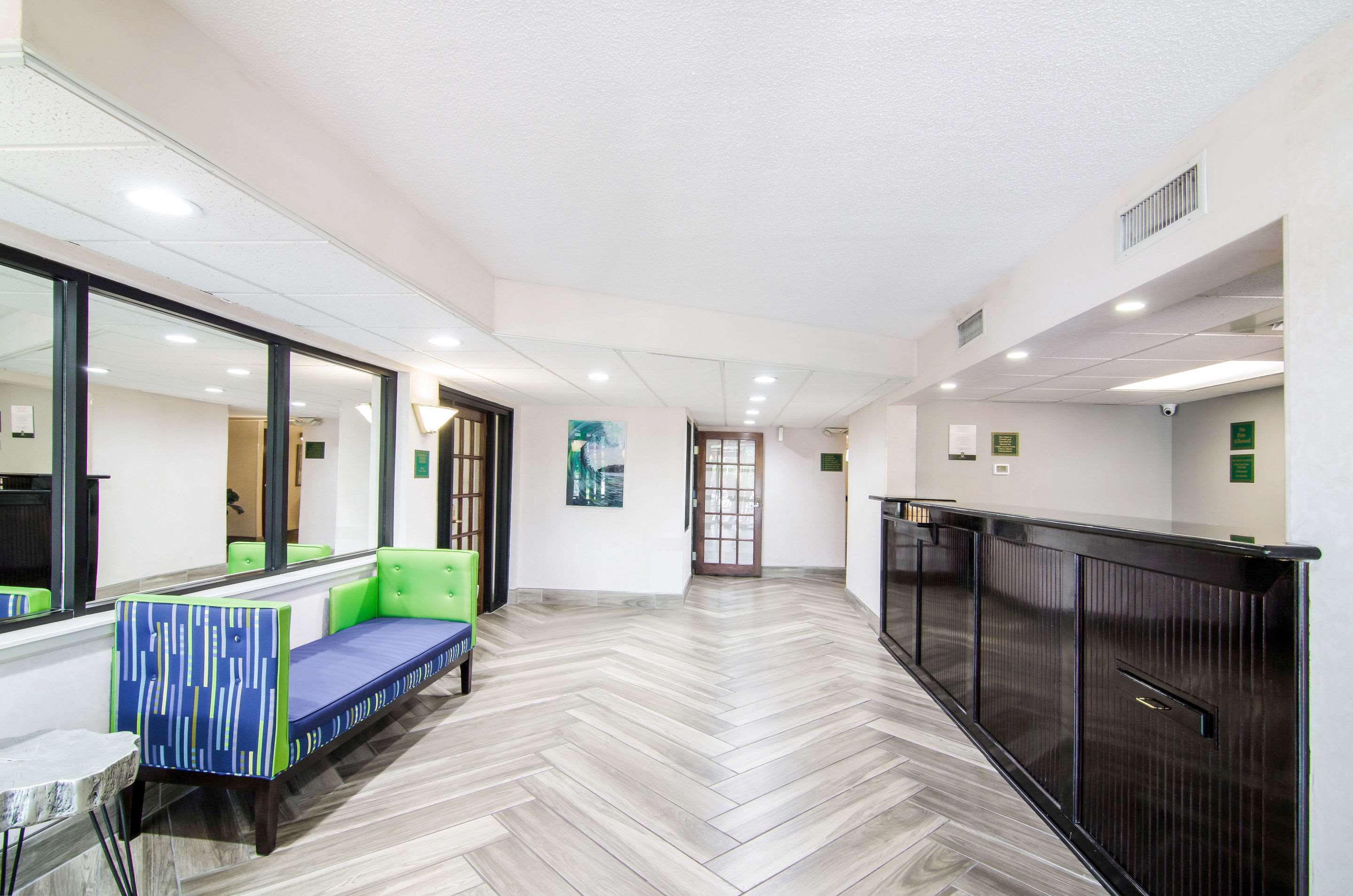 Hotel lobby | Quality Inn near University of Mobile
