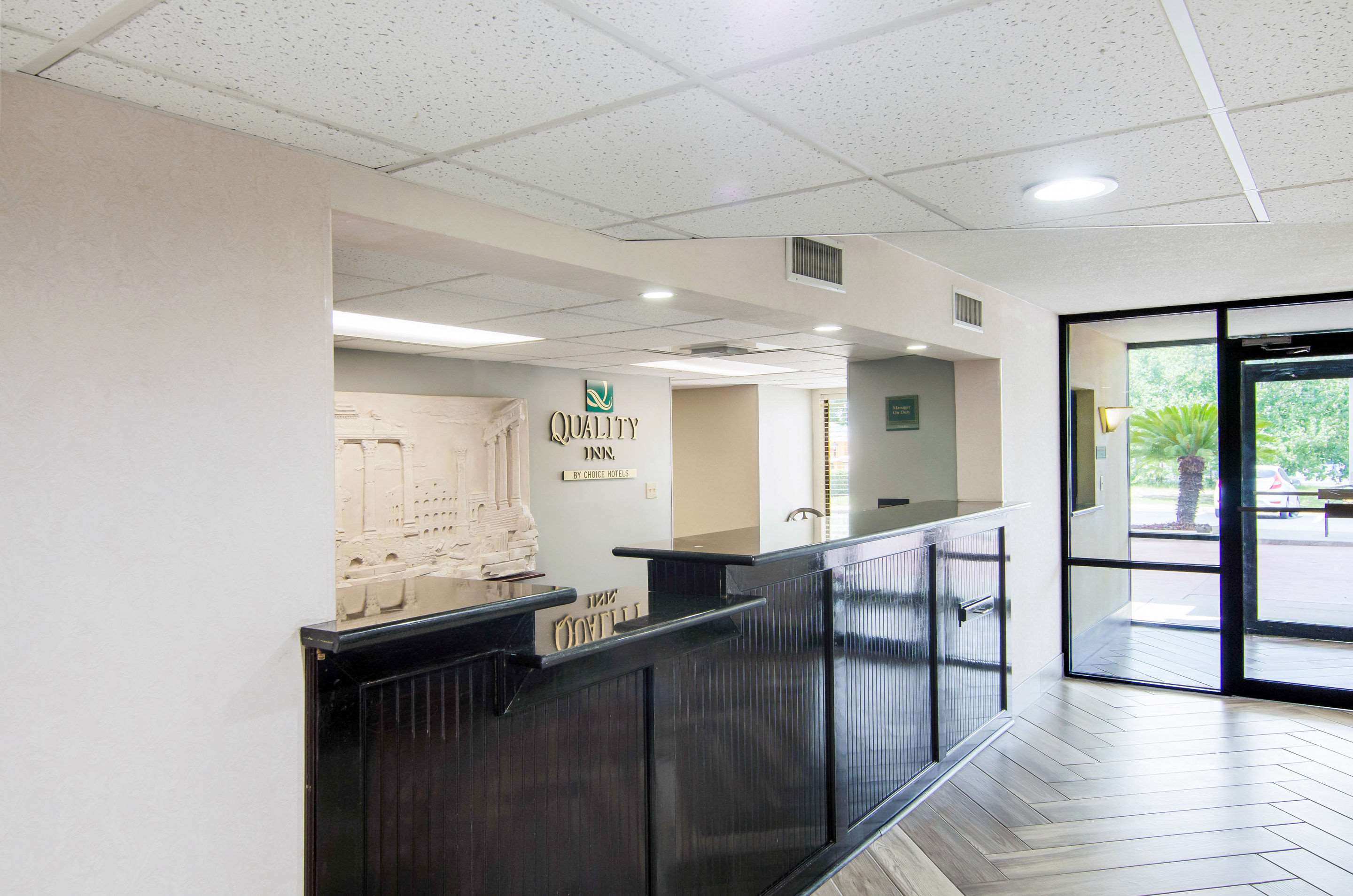 Hotel lobby | Quality Inn near University of Mobile