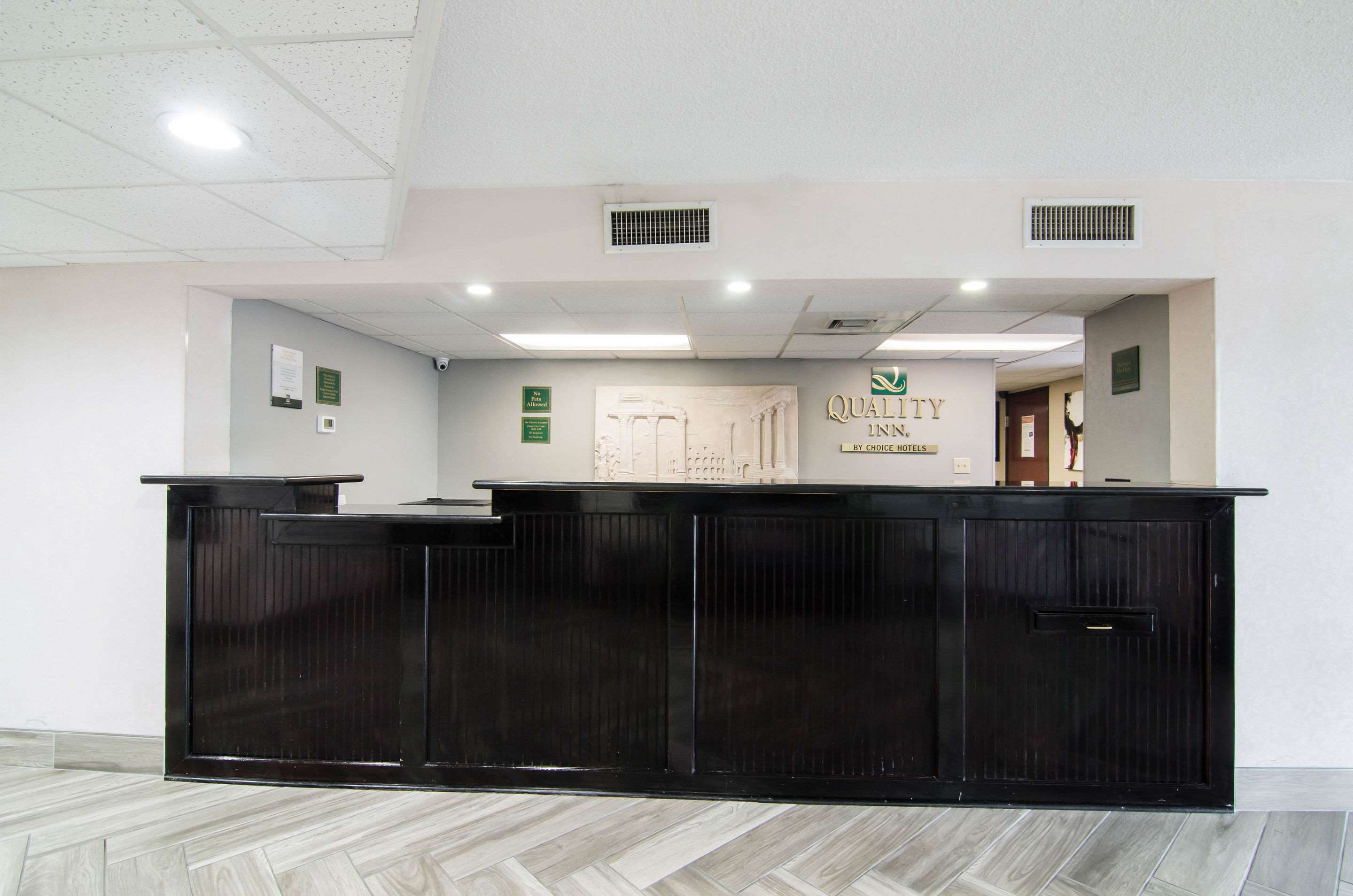 Front desk | Quality Inn near University of Mobile