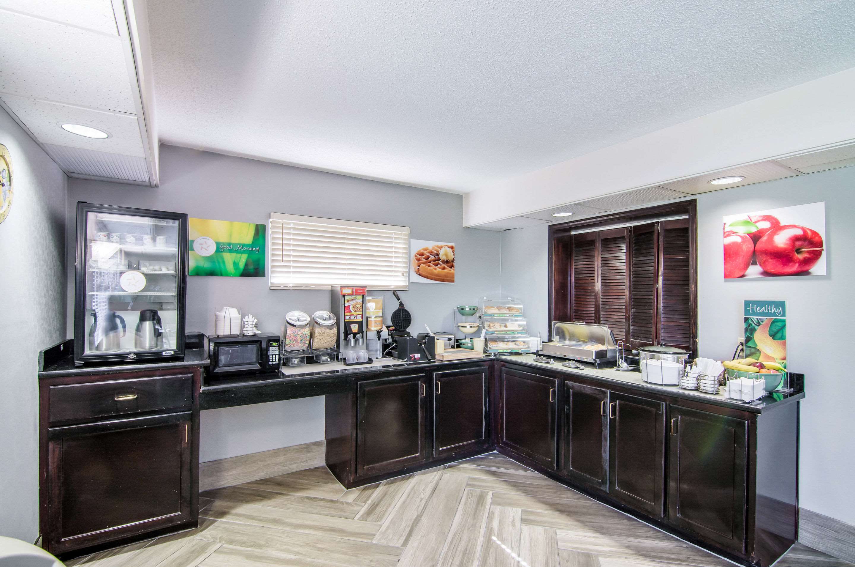 Breakfast area | Quality Inn near University of Mobile