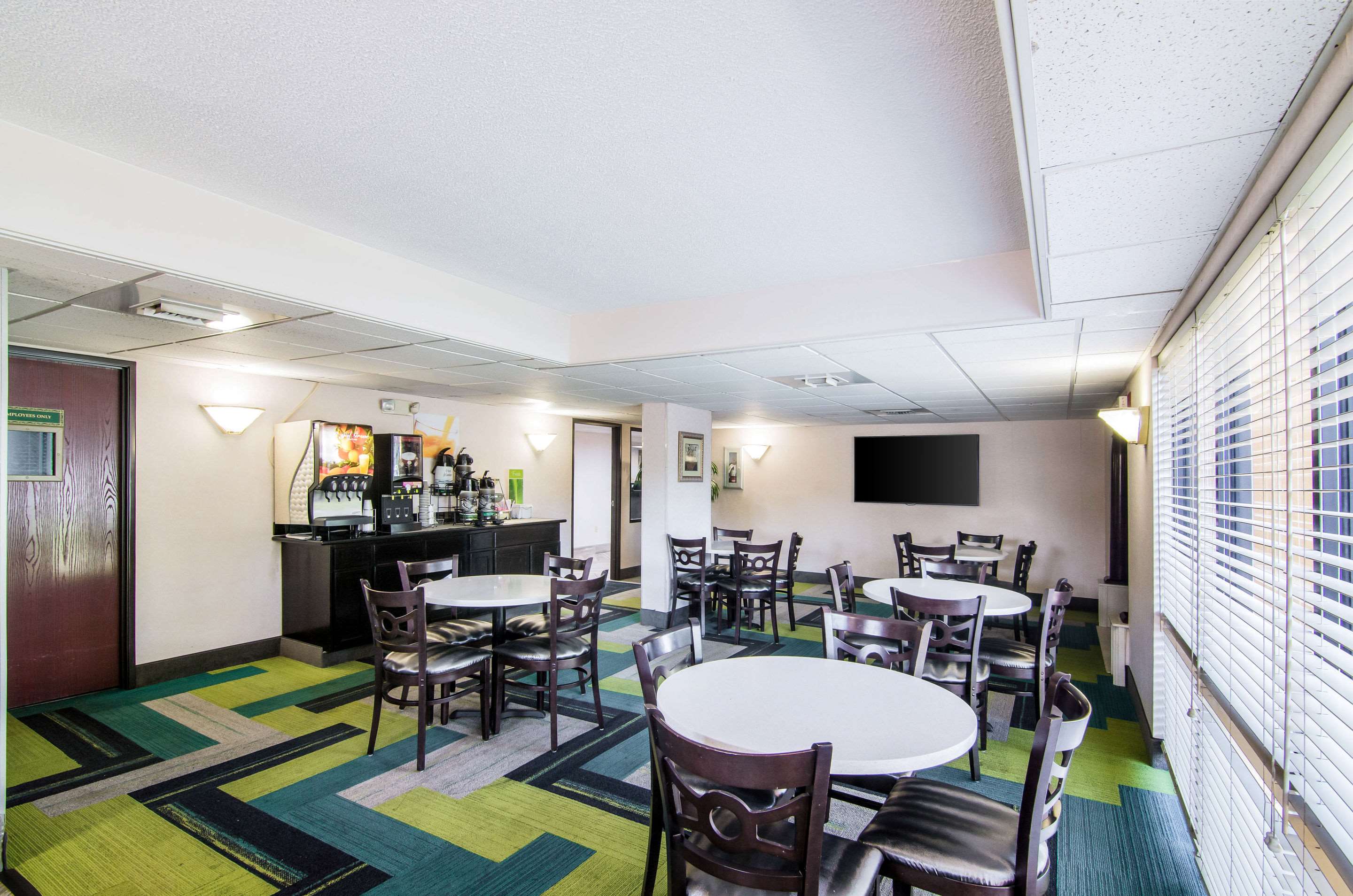 Breakfast area | Quality Inn near University of Mobile