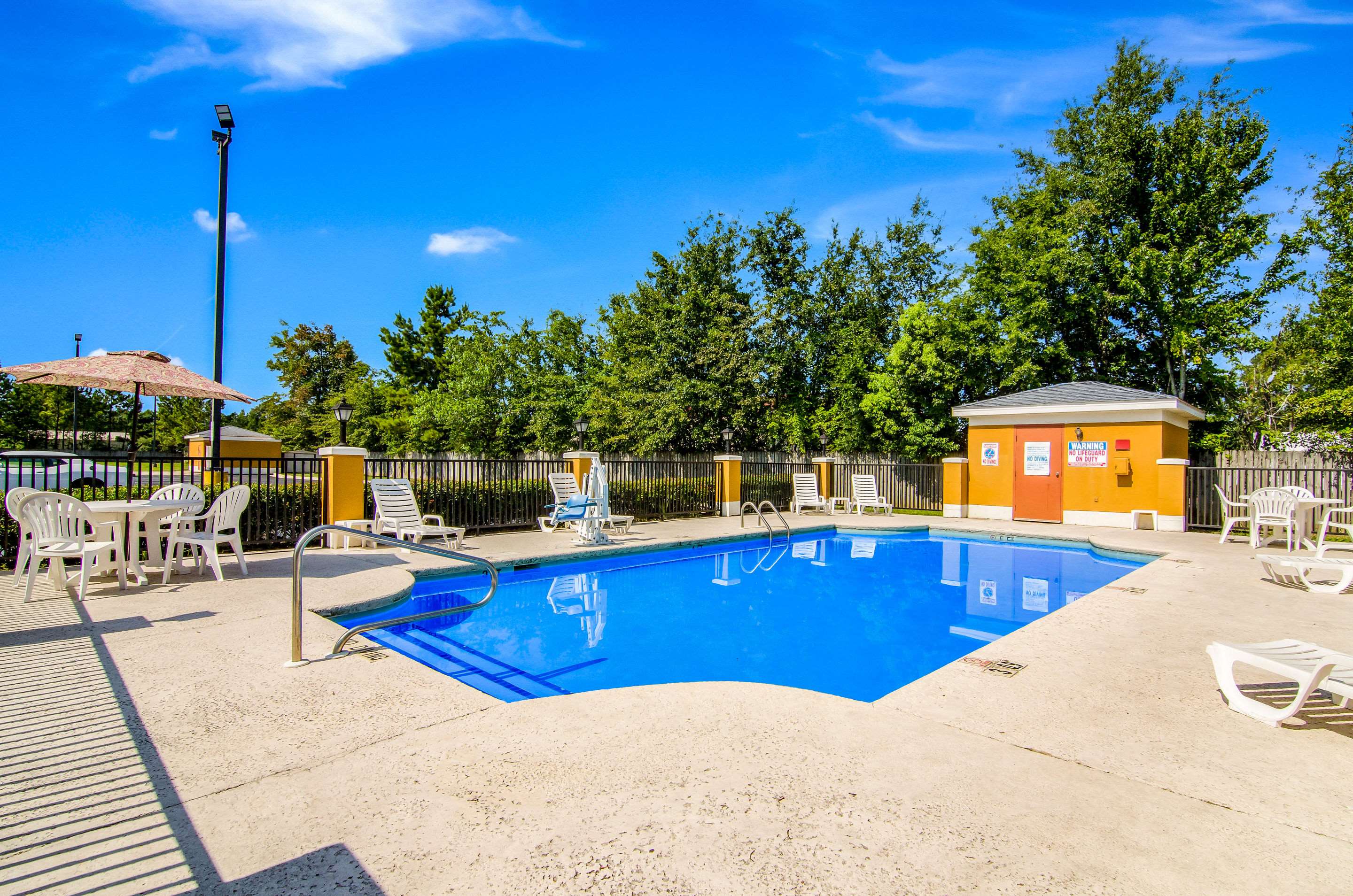 Outdoor pool | Quality Inn near University of Mobile