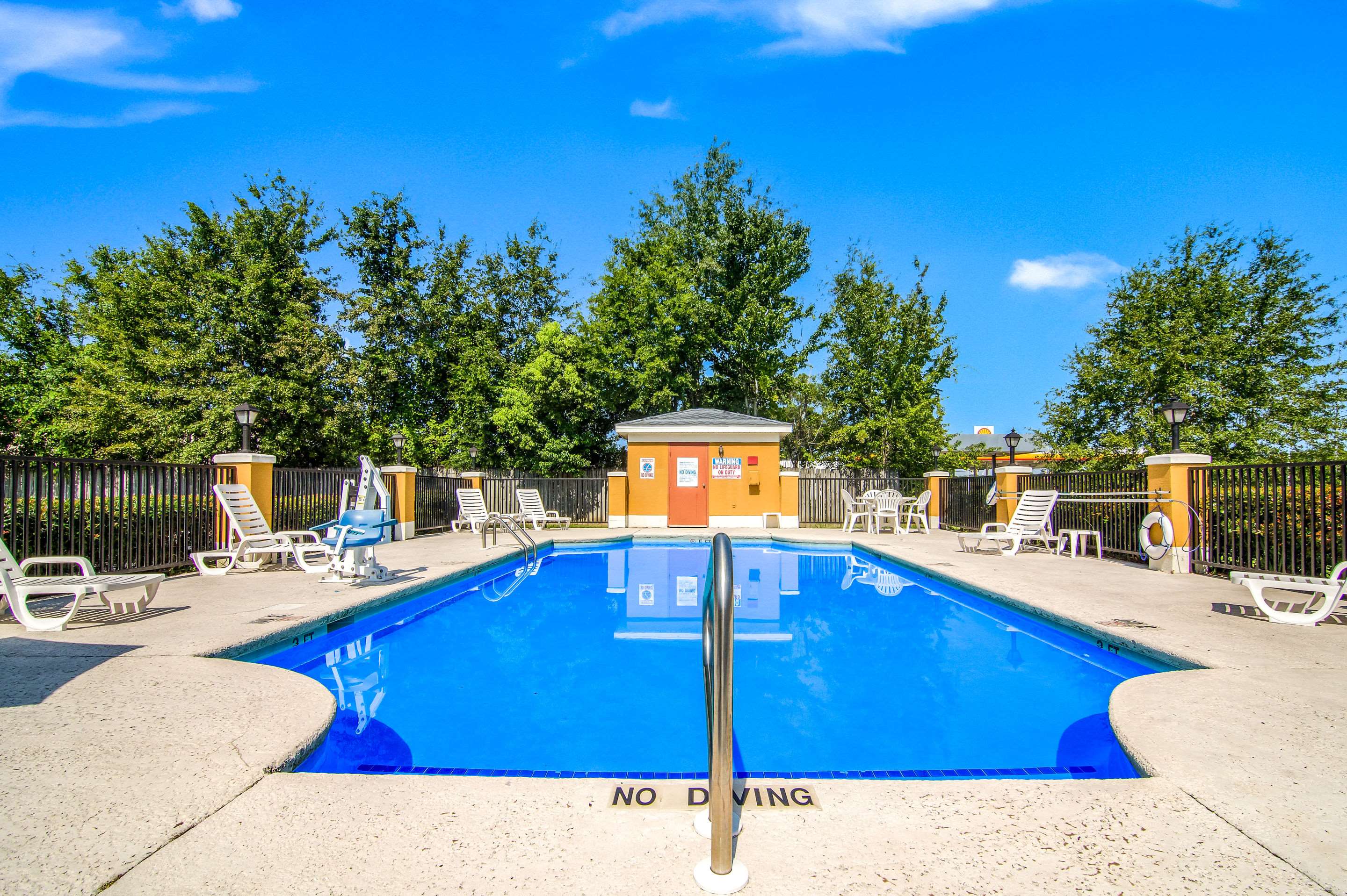 Outdoor pool | Quality Inn near University of Mobile