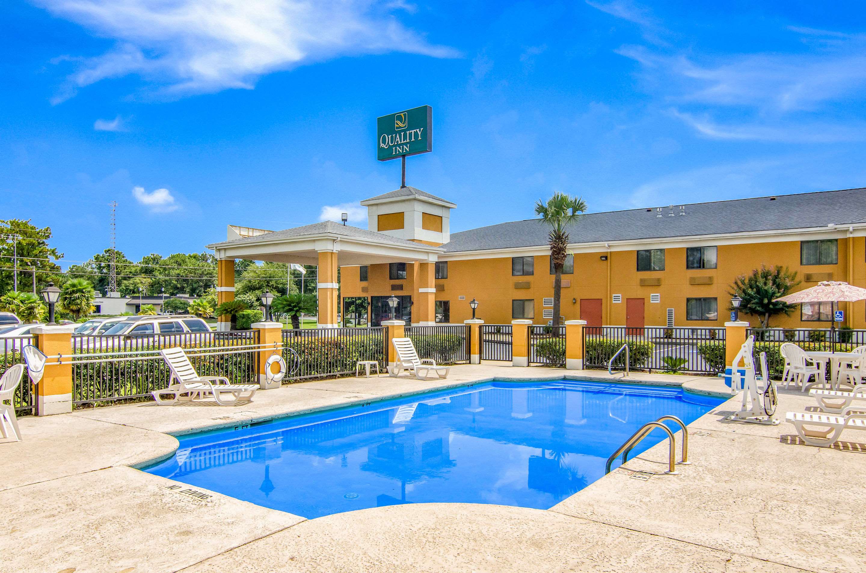 Outdoor pool | Quality Inn near University of Mobile
