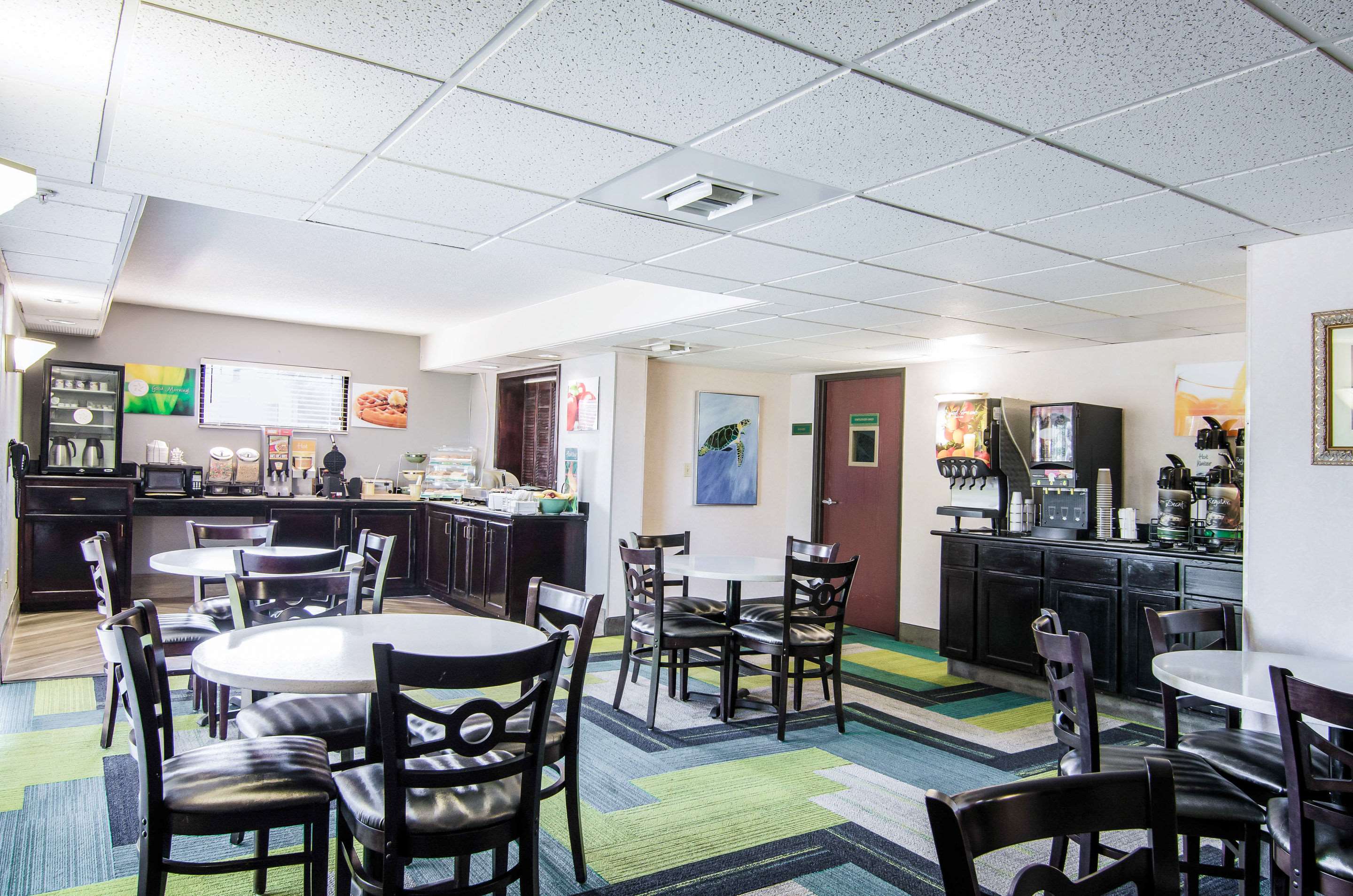 Breakfast area | Quality Inn near University of Mobile