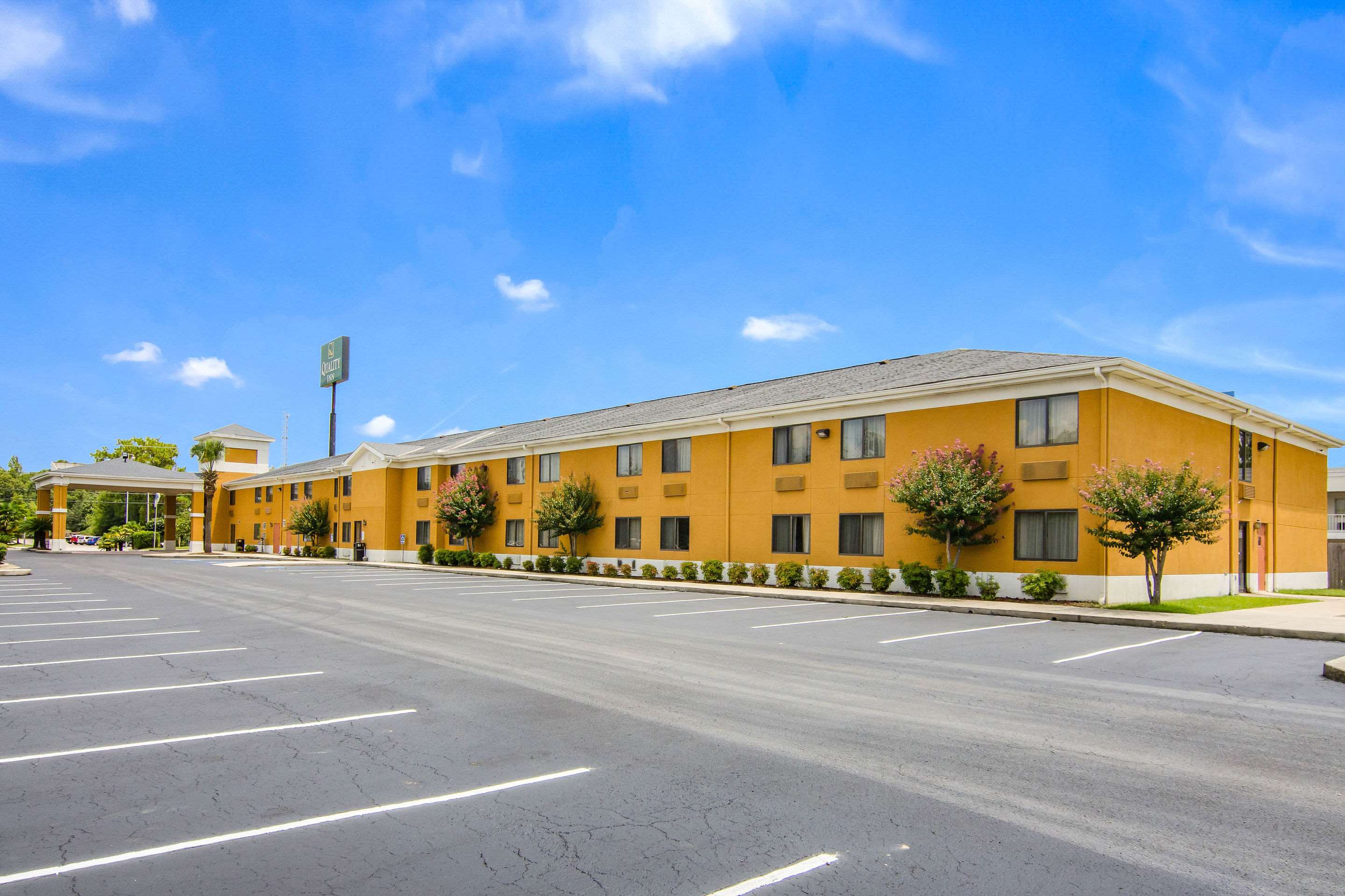 Hotel exterior | Quality Inn near University of Mobile
