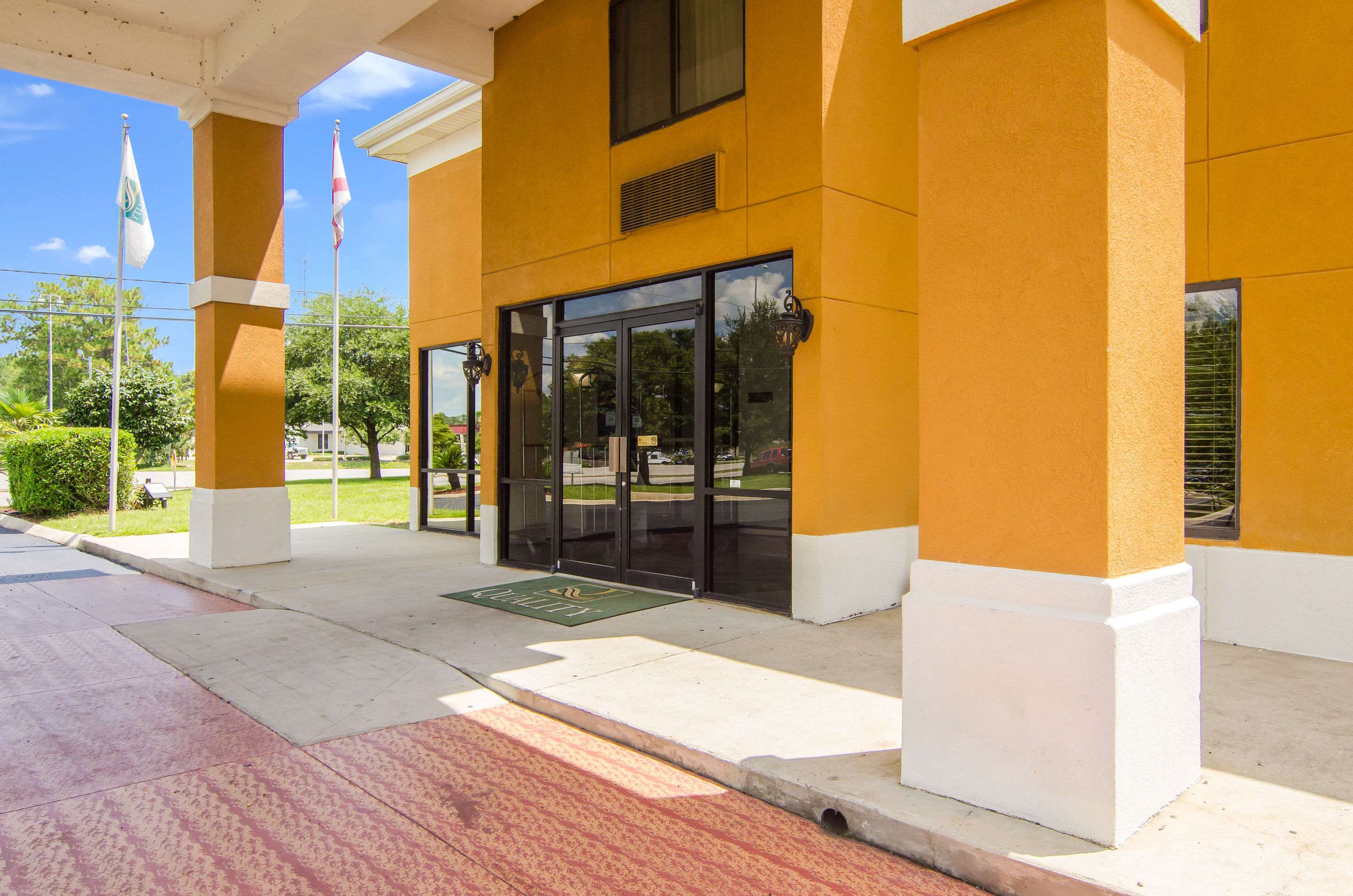 Hotel entrance | Quality Inn near University of Mobile