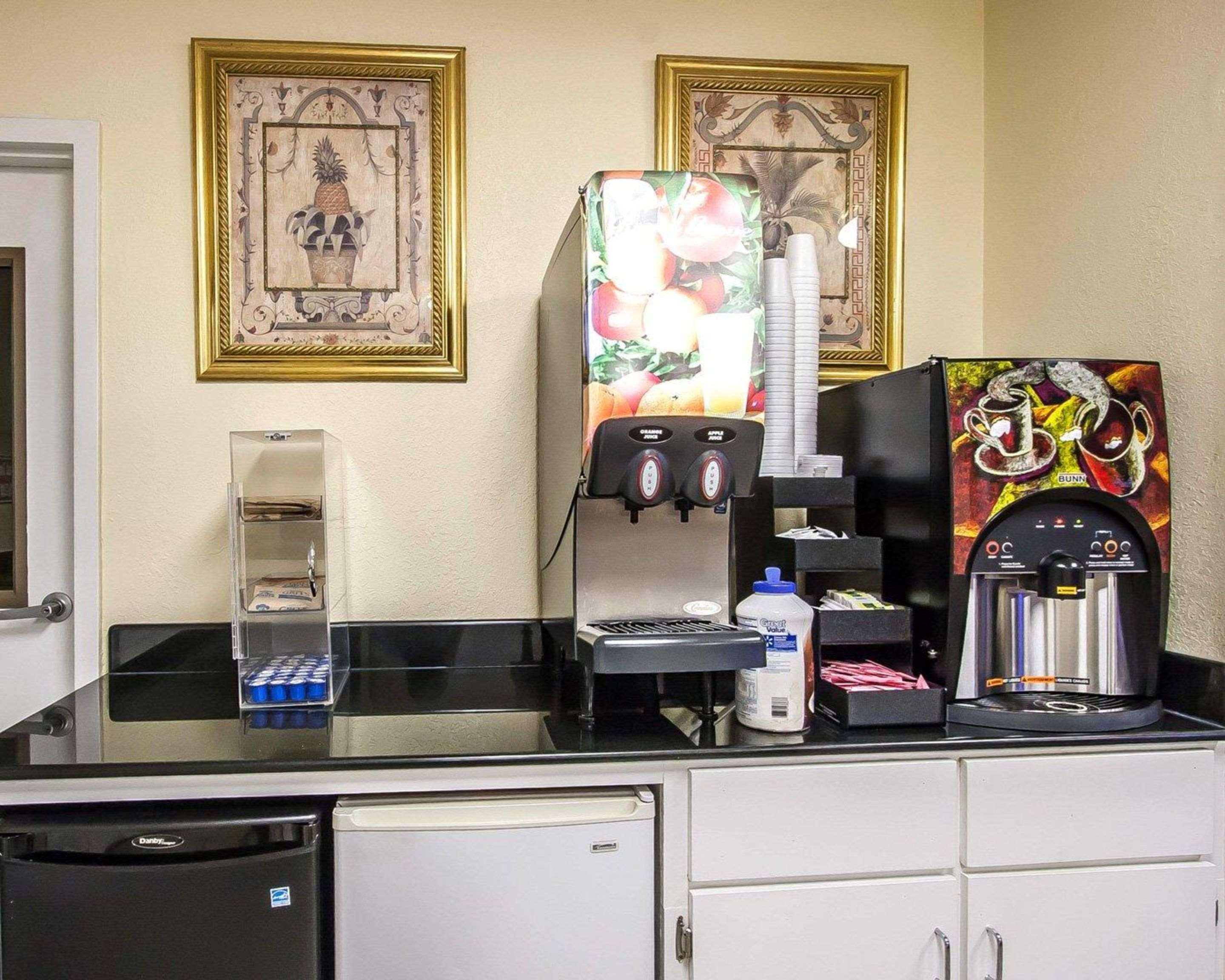 Hot and cold breakfast buffet | Econo Lodge Prattville