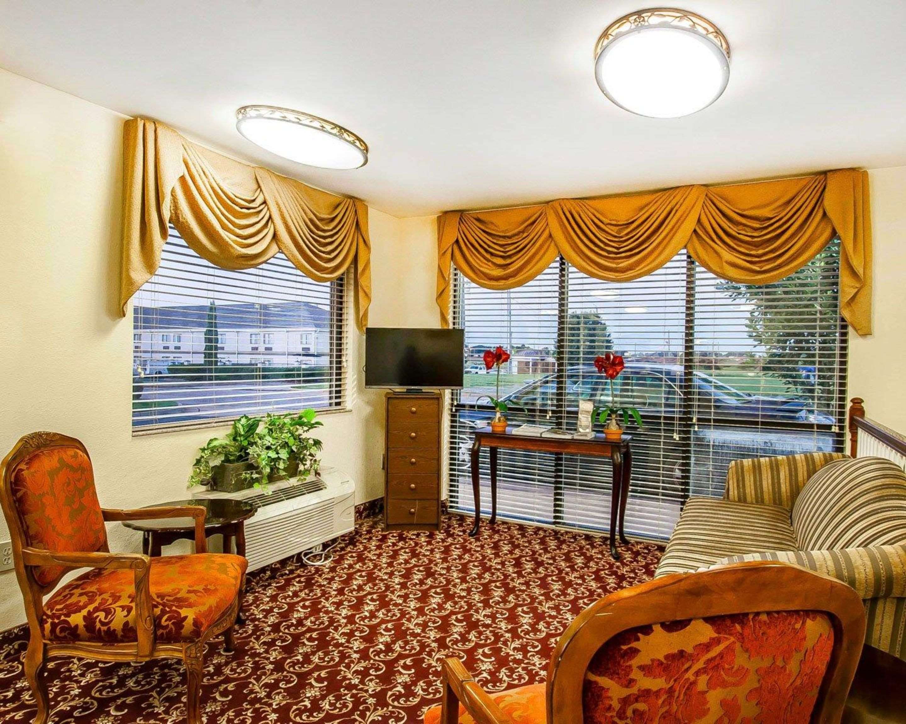 Lobby with sitting area | Econo Lodge Prattville