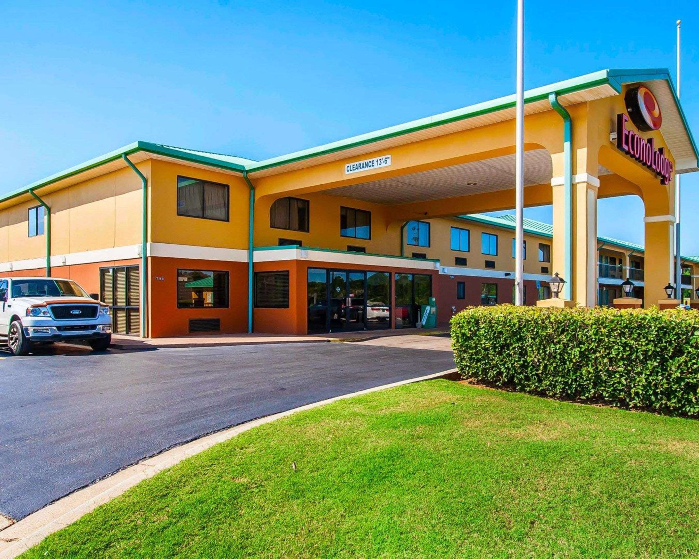Hotel entrance | Econo Lodge Prattville