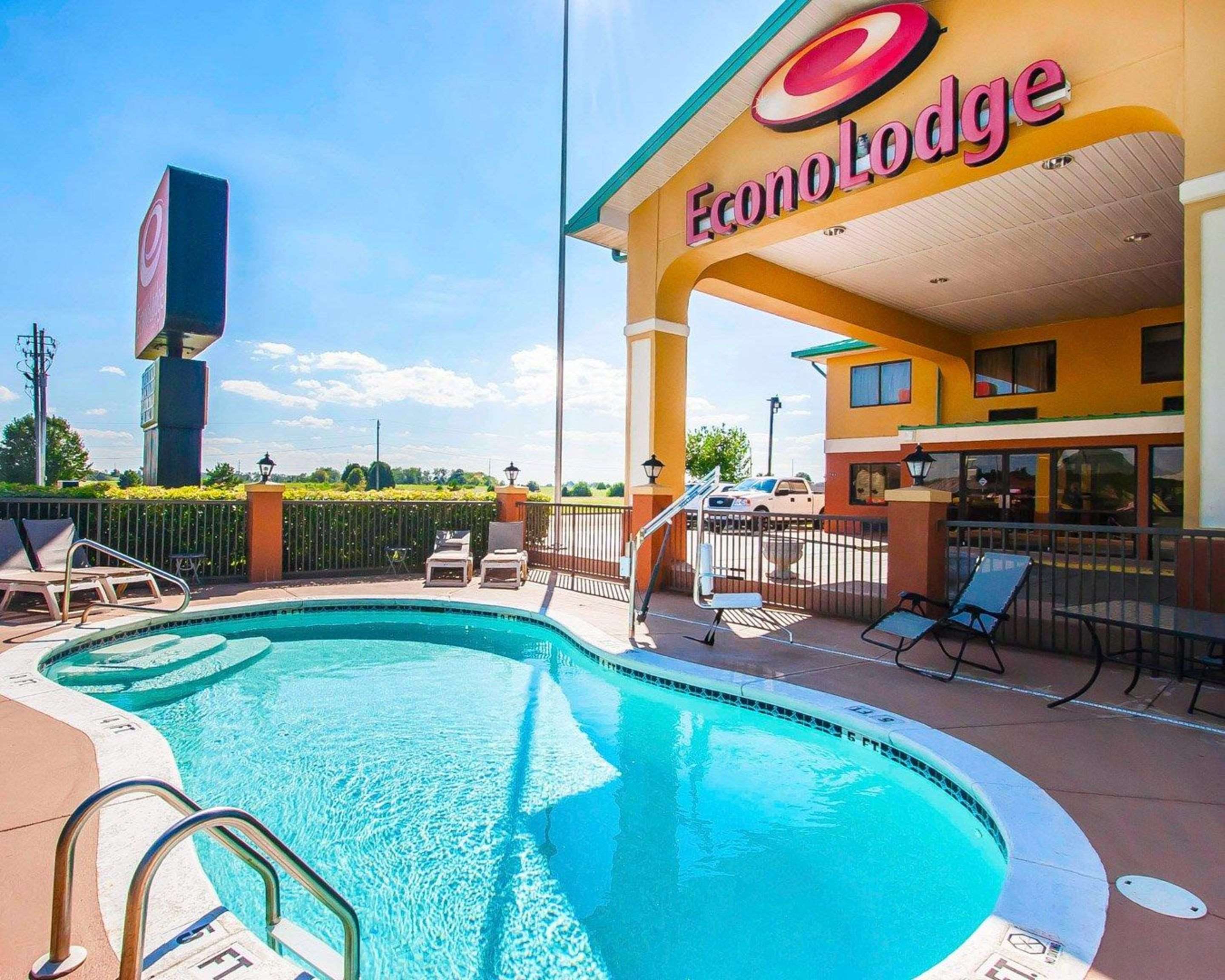 Outdoor pool | Econo Lodge Prattville