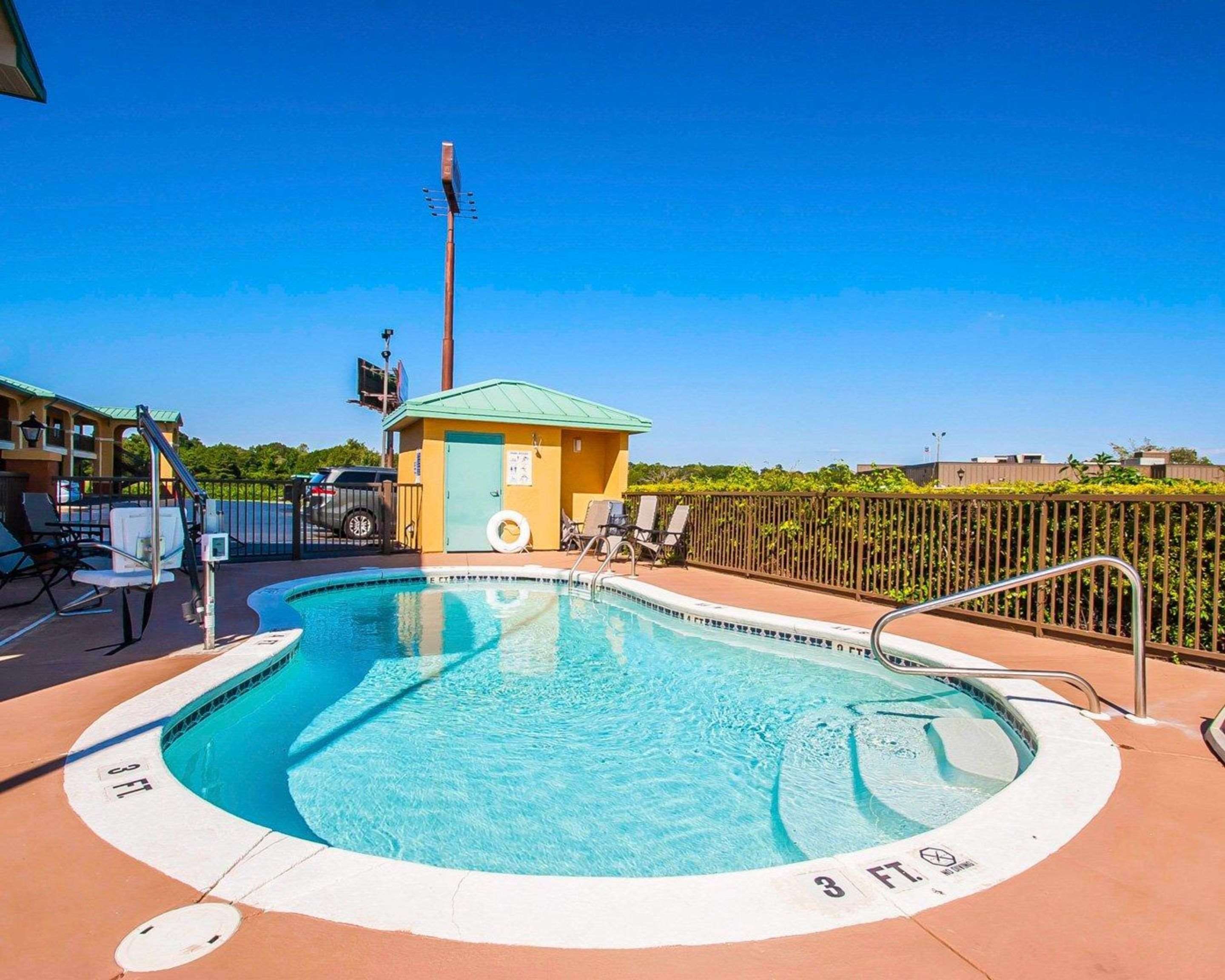 Outdoor pool | Econo Lodge Prattville