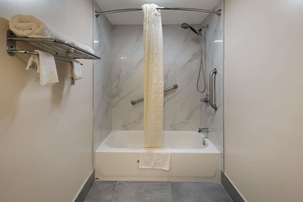 ECONO LODGE MADISON AIRPORT-guestroom-Guest Room,Bathroom,On-Site.jpg