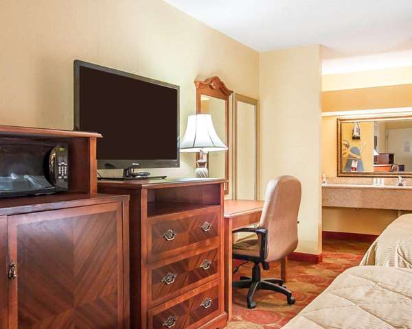  - Clarion Inn & Suites University Center Auburn - I-85, Exit 51