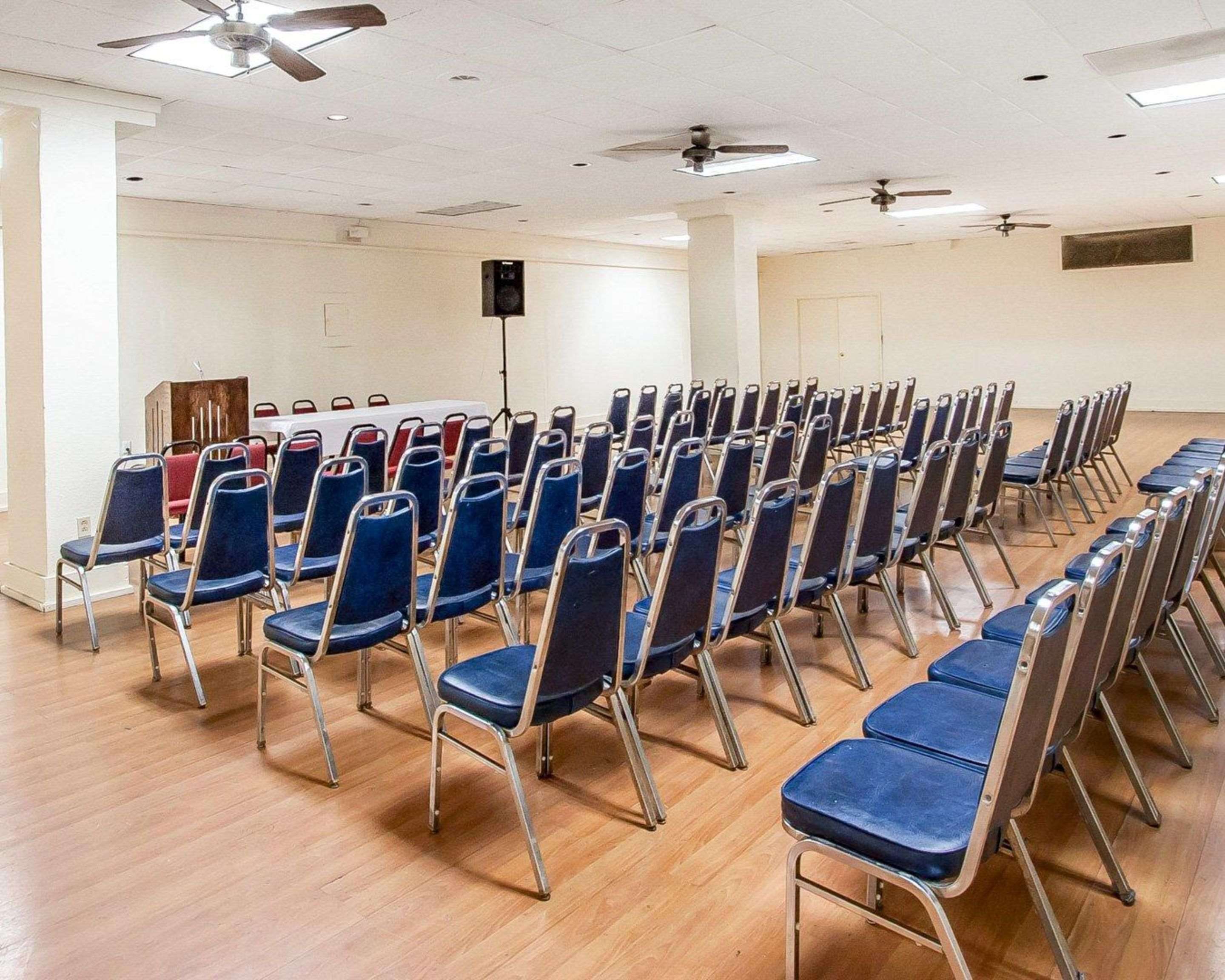 Banquetmeeting room with audiovisual equipment