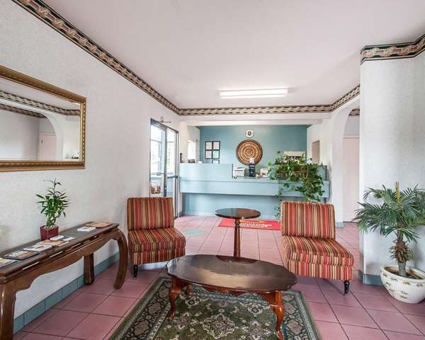 Pool - Econo Lodge Inn & Suites Northport