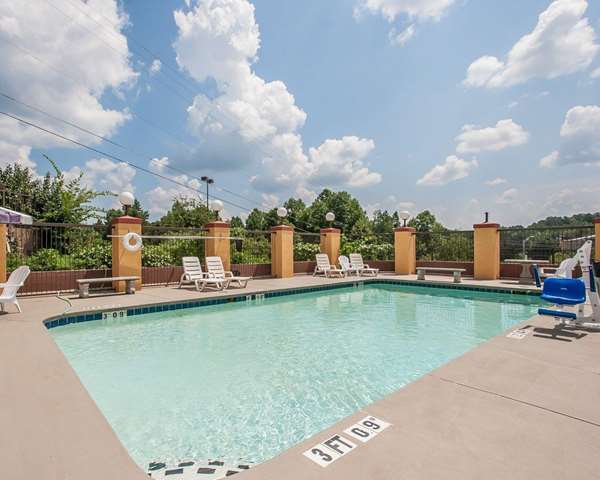 Pool - Econo Lodge Inn & Suites Northport