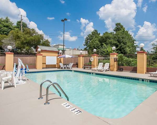 Pool - Econo Lodge Inn & Suites Northport