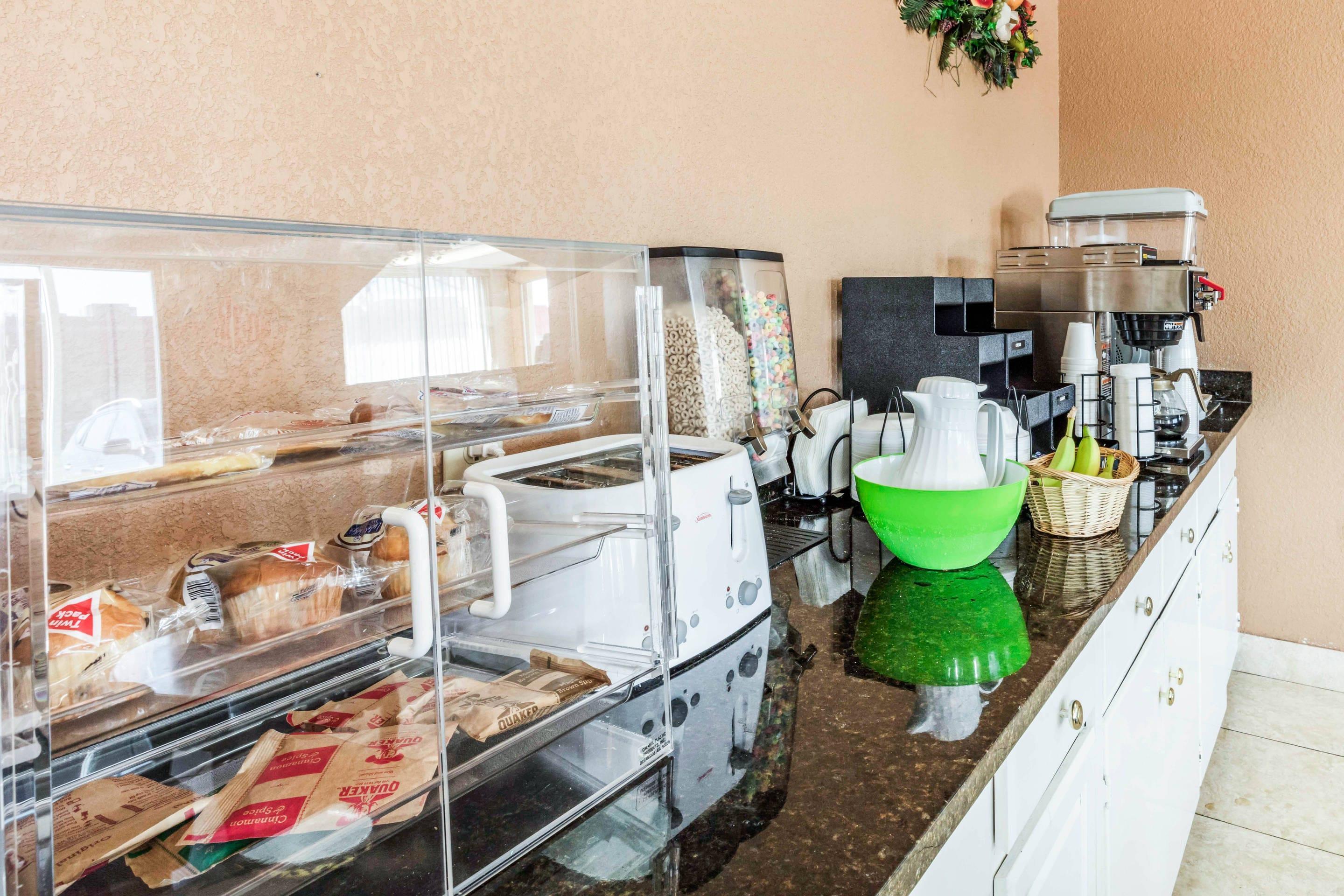 Breakfast area | Rodeway Inn Prattville I-65