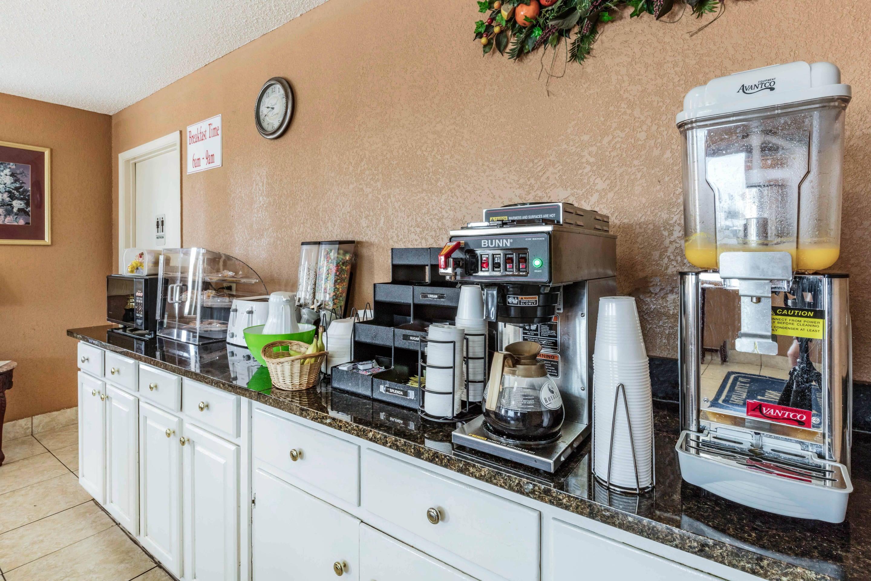Breakfast area | Rodeway Inn Prattville I-65