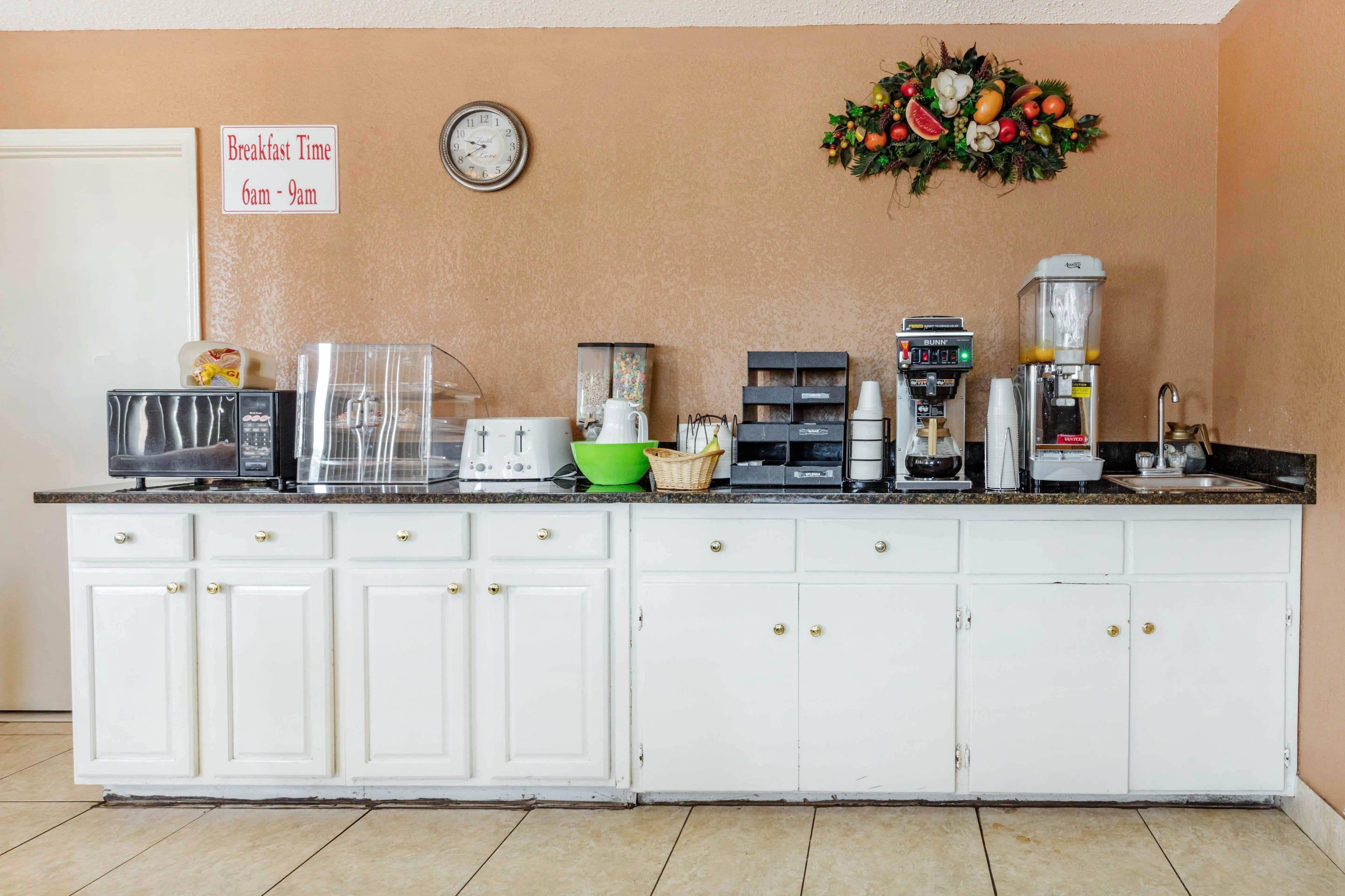 Breakfast area | Rodeway Inn Prattville I-65