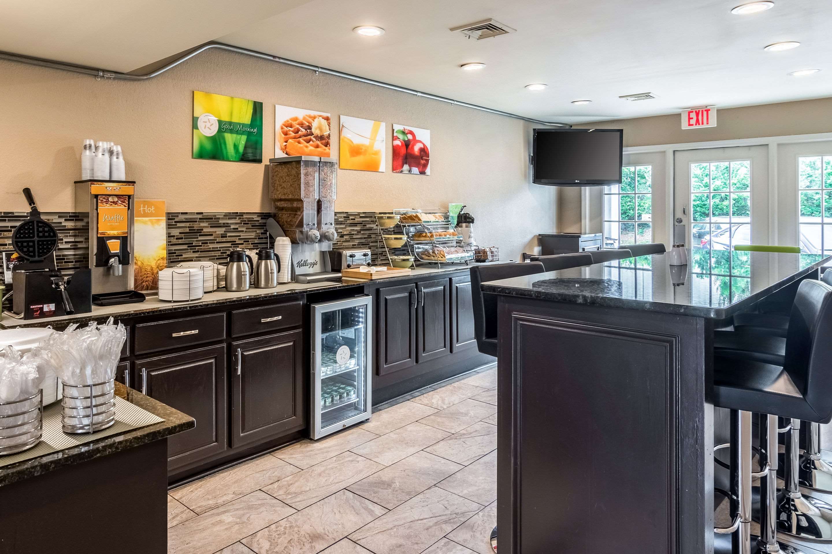 Breakfast area | Quality Inn University Area