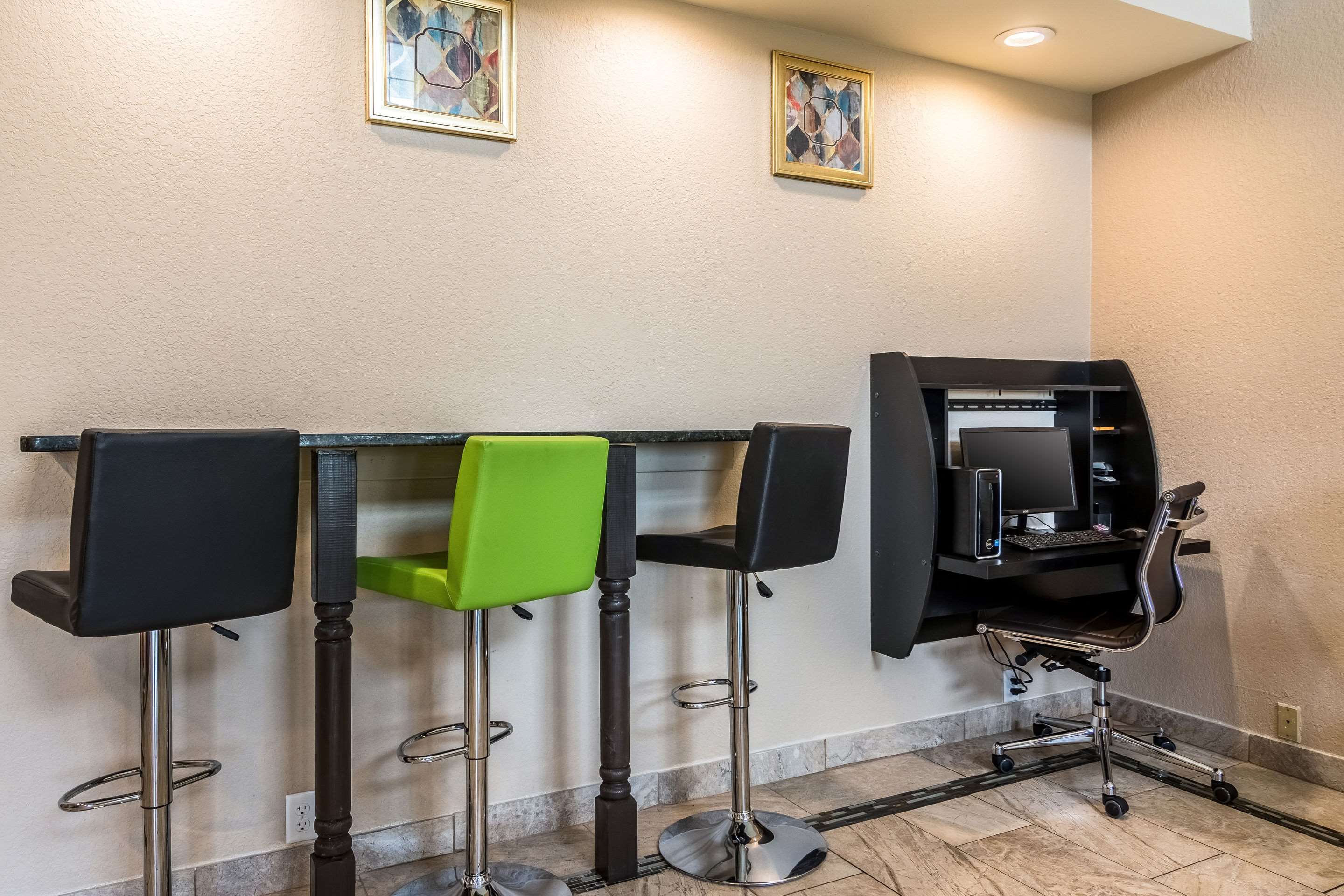 Business center | Quality Inn University Area