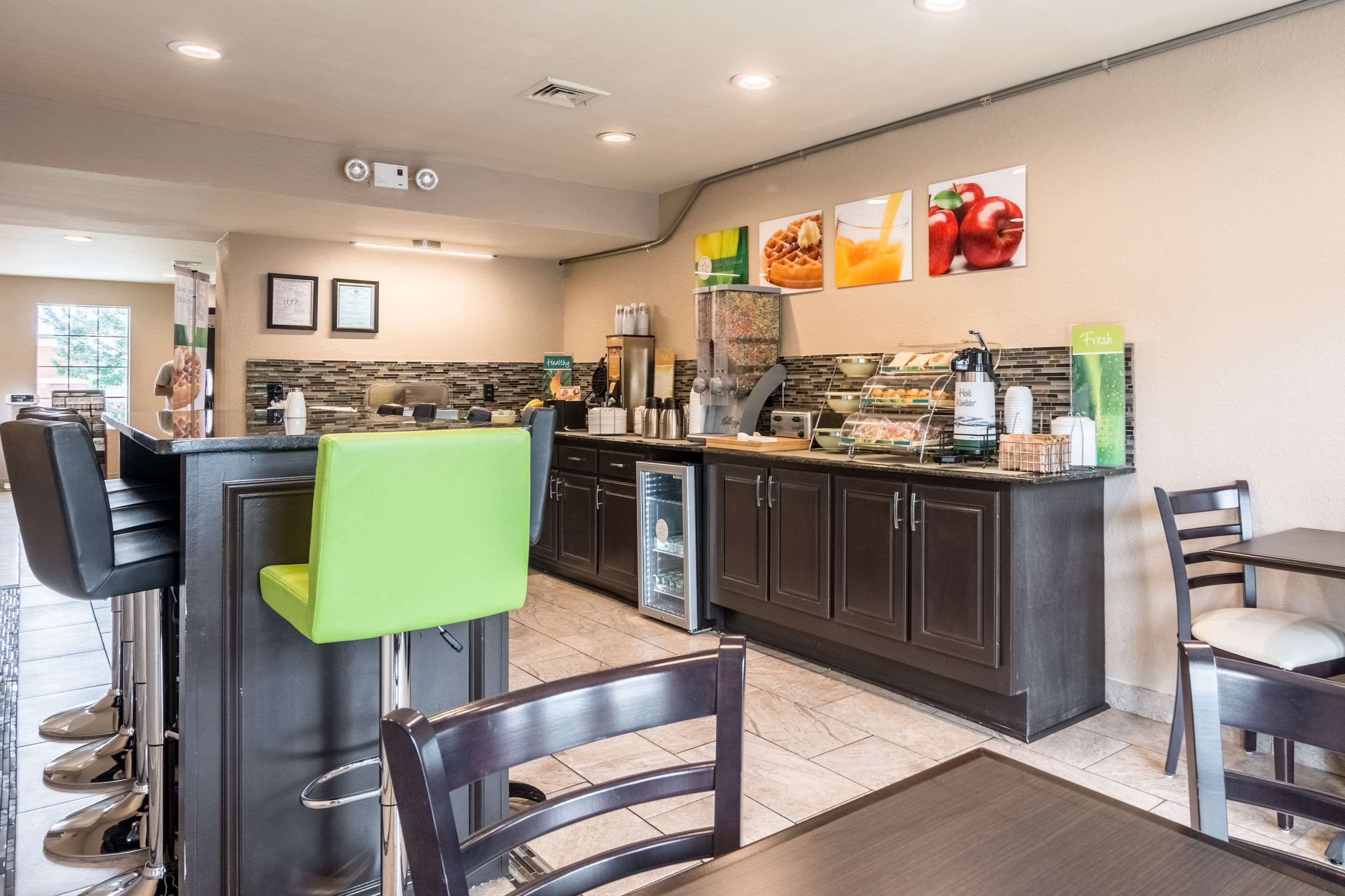 Breakfast area | Quality Inn University Area
