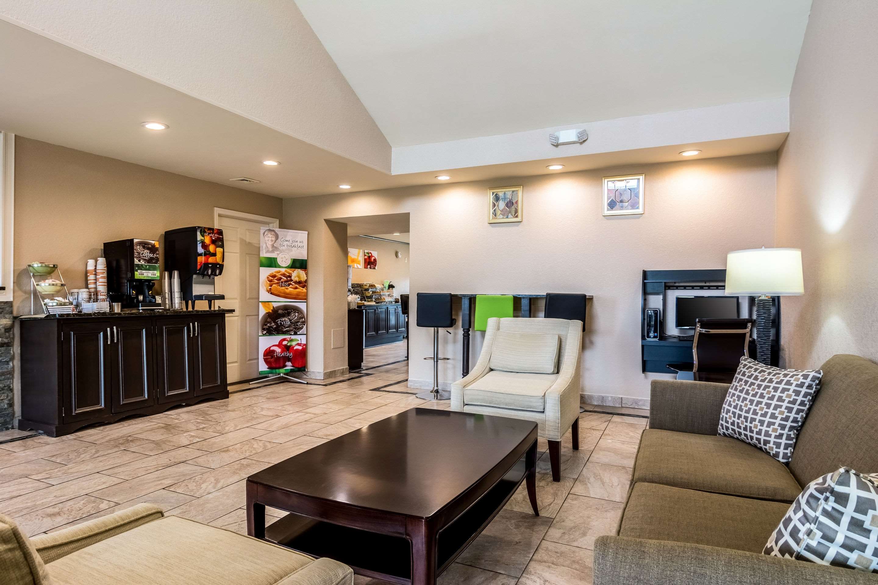 Spacious lobby with sitting area | Quality Inn University Area