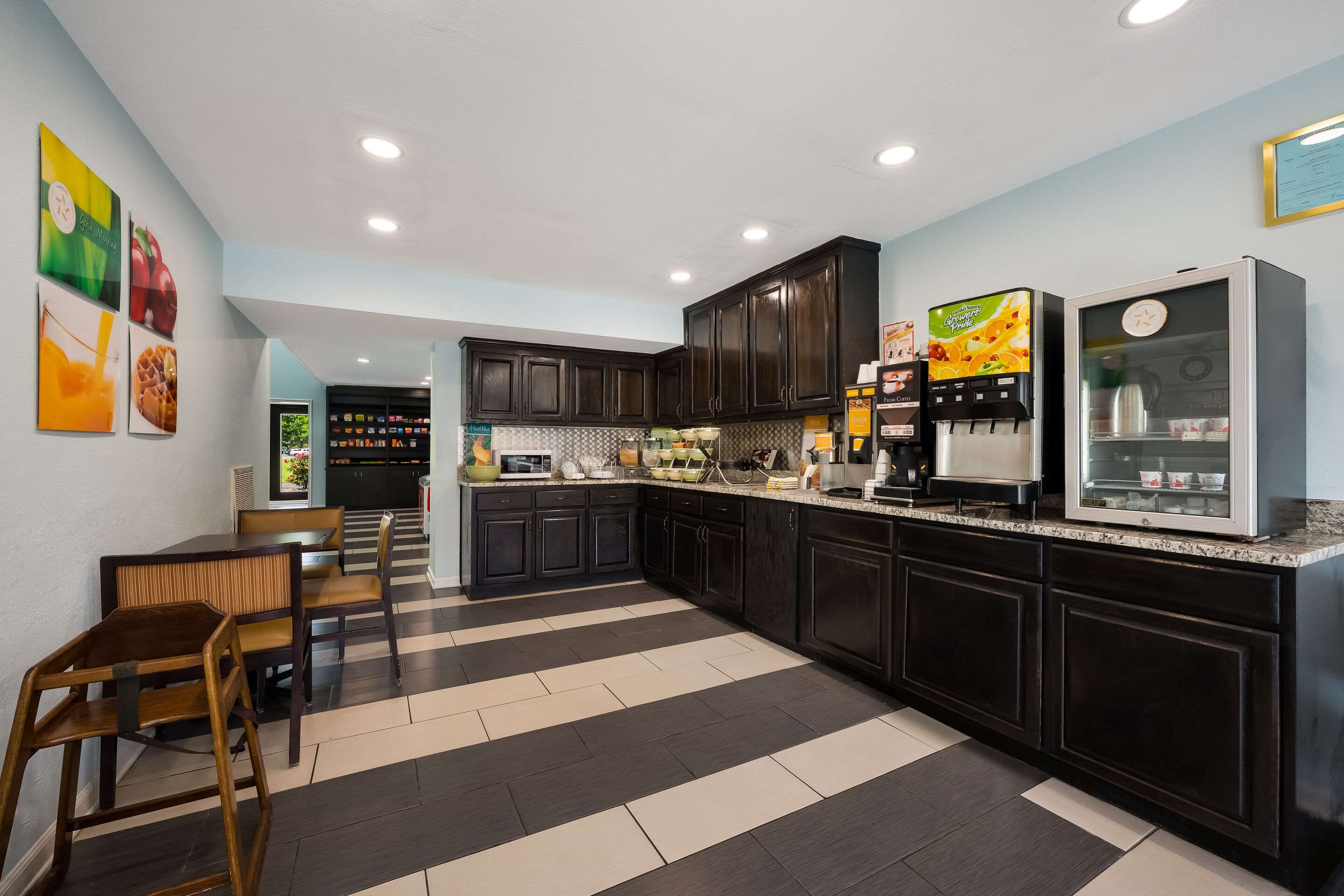 Breakfast area | Quality Inn Oxford Anniston I-20