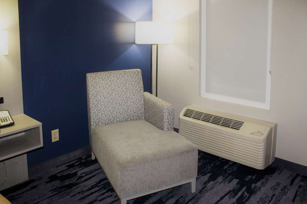 QUALITY INN SCOTTSBORO US-72-LAKE G-guestroom-Guest Room,On-Site.jpg